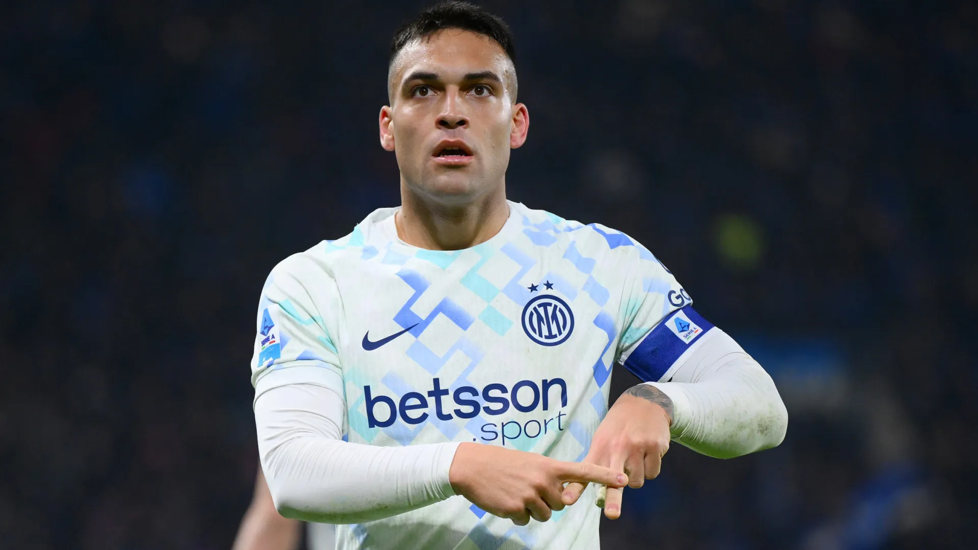 
                    Inter Milão bate Atalanta e mantém liderança da Serie A
                