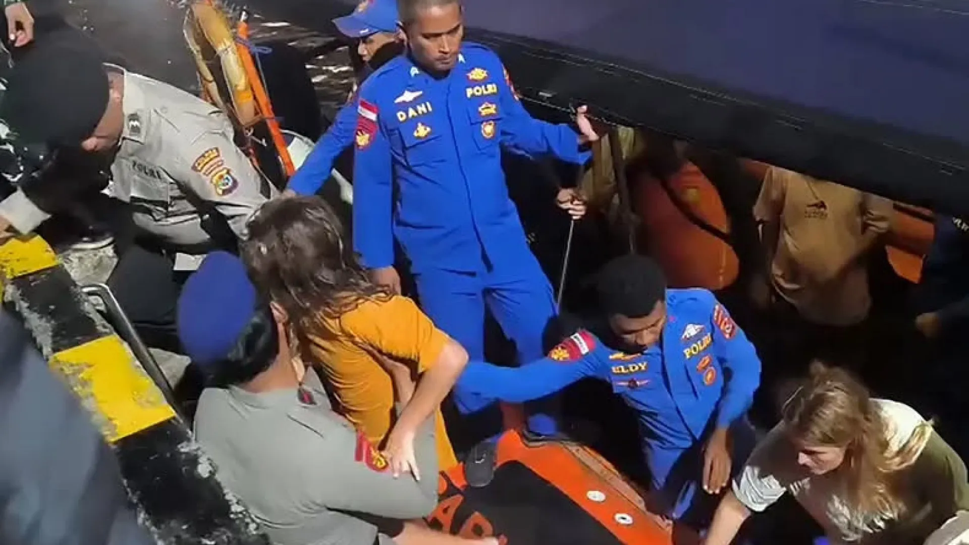 
                    Resgatado corpo de menina vítima de naufrágio que matou treinador
                