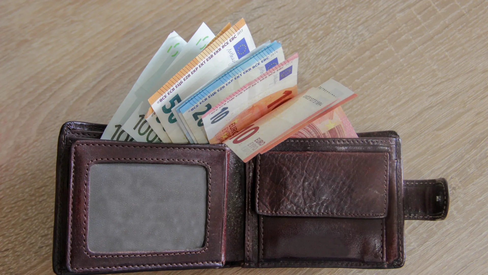 
                    Oficial: Salário mínimo nacional aumenta para 920 euros em 2026
                