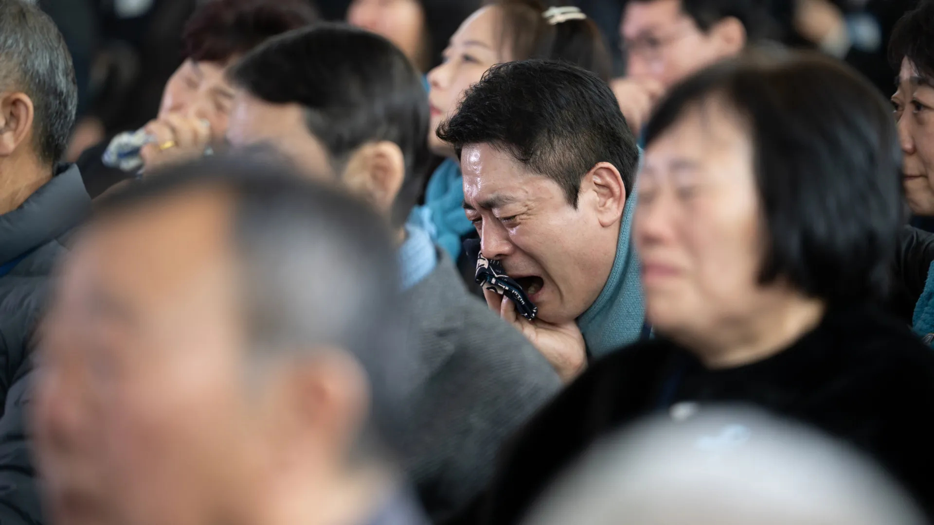 
                    Pior desastre aéreo de 2024 foi há um ano. Famílias continuam acampadas
                