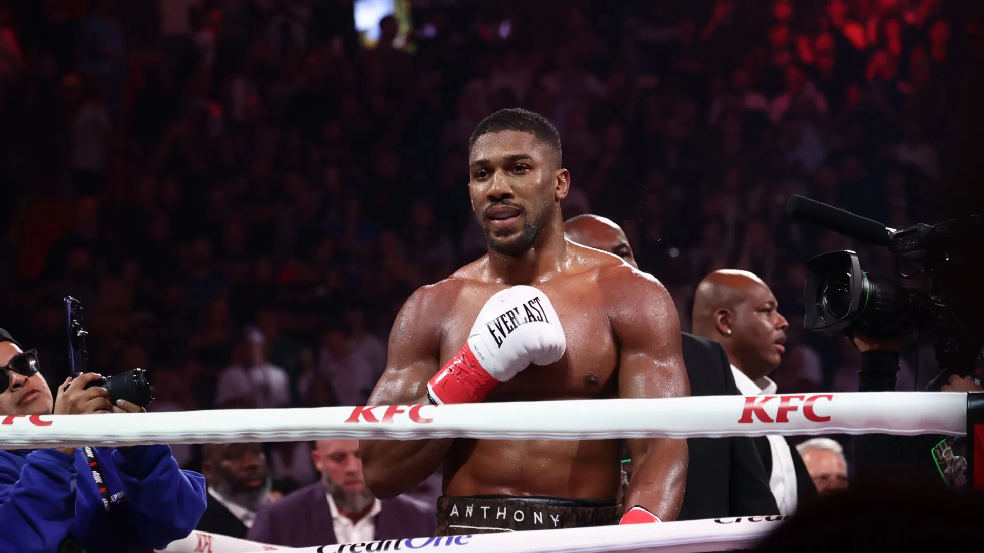 
                    Anthony Joshua envolvido em acidente que causou duas mortes
                