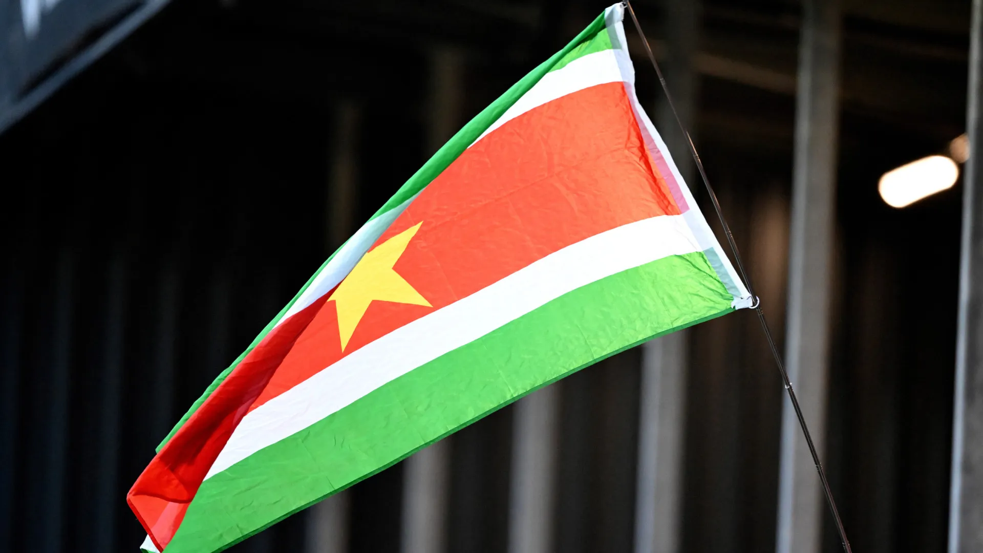 
                    Autor de massacre no Suriname suicida-se na prisão
                