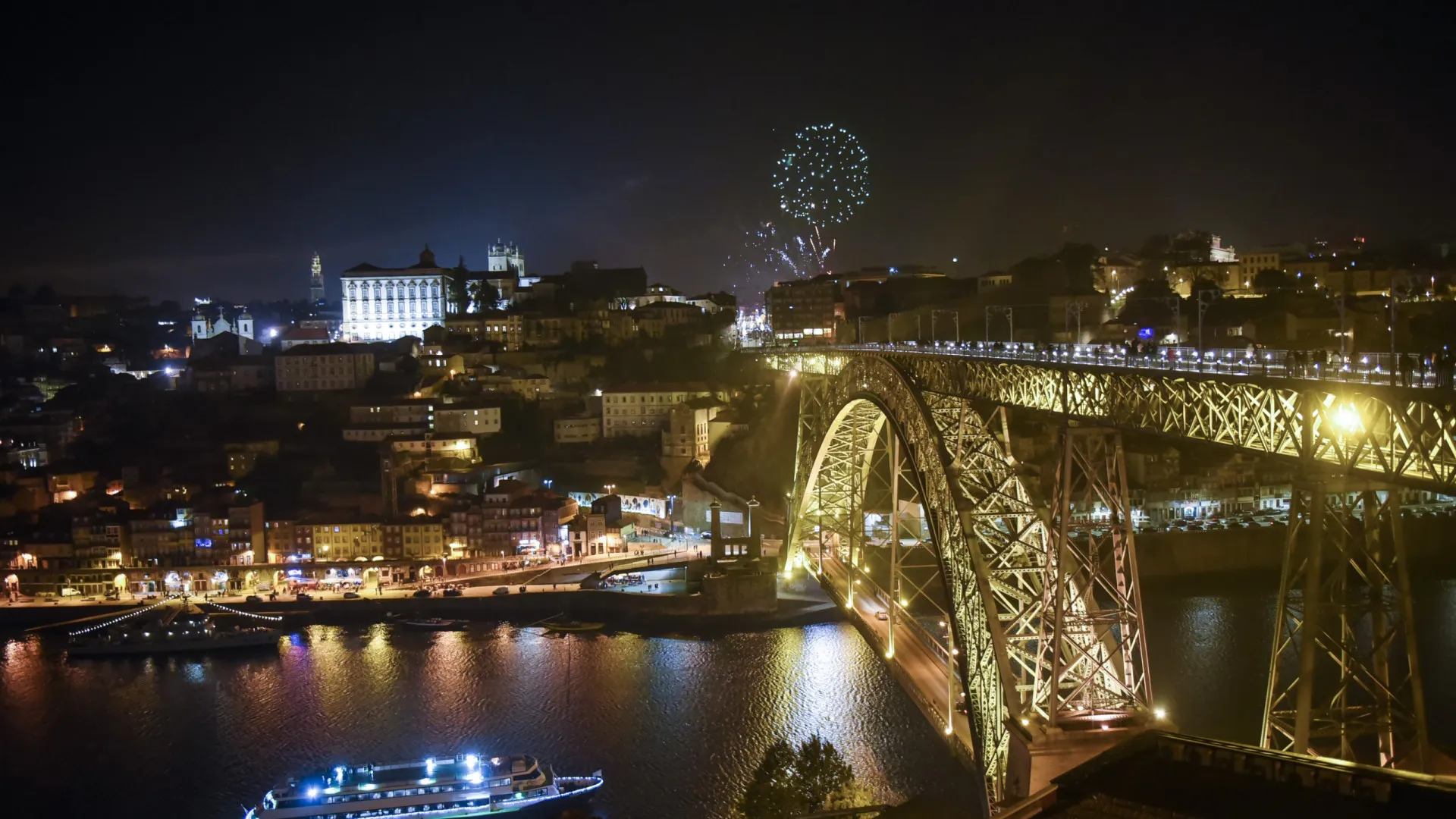 
                    Réveillon no Porto: Há cortes de trânsito e apelos ao uso de transportes
                