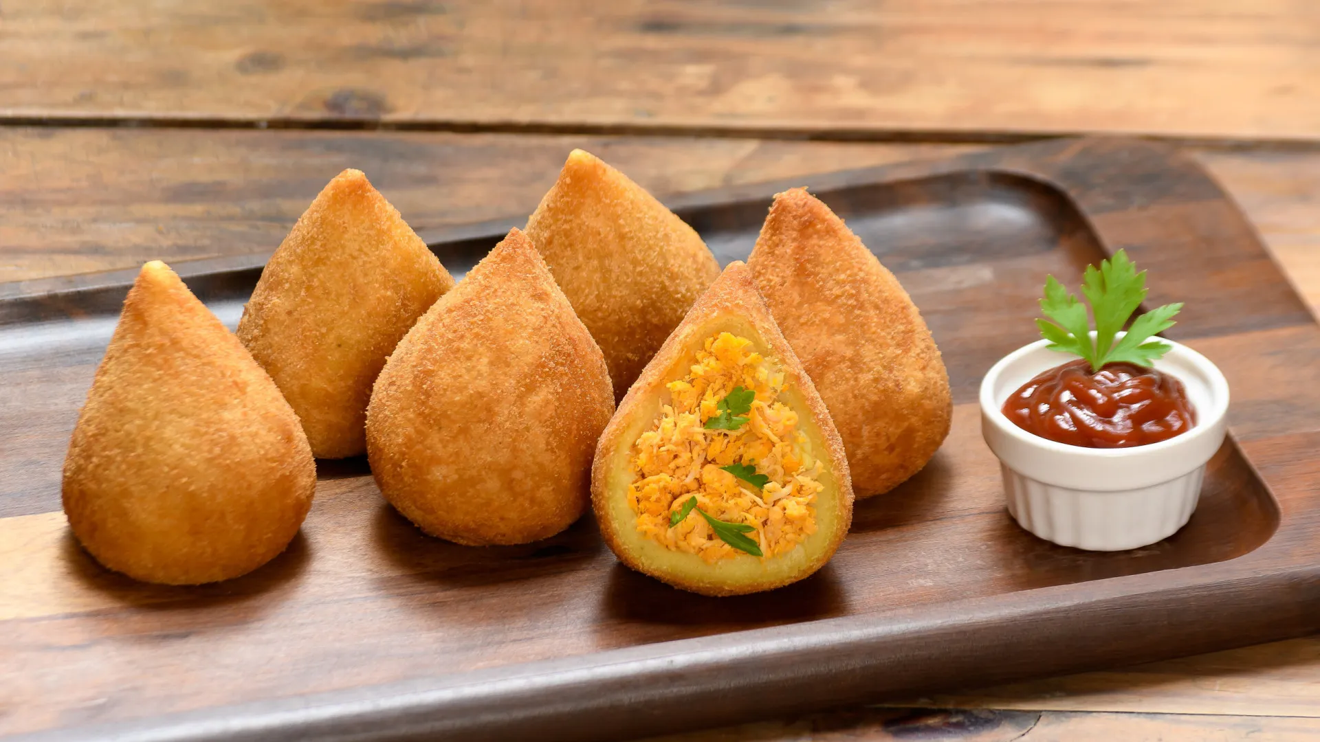 
                    Coxinha de frango (de batata doce). Eis os segredos da receita viral! 
                