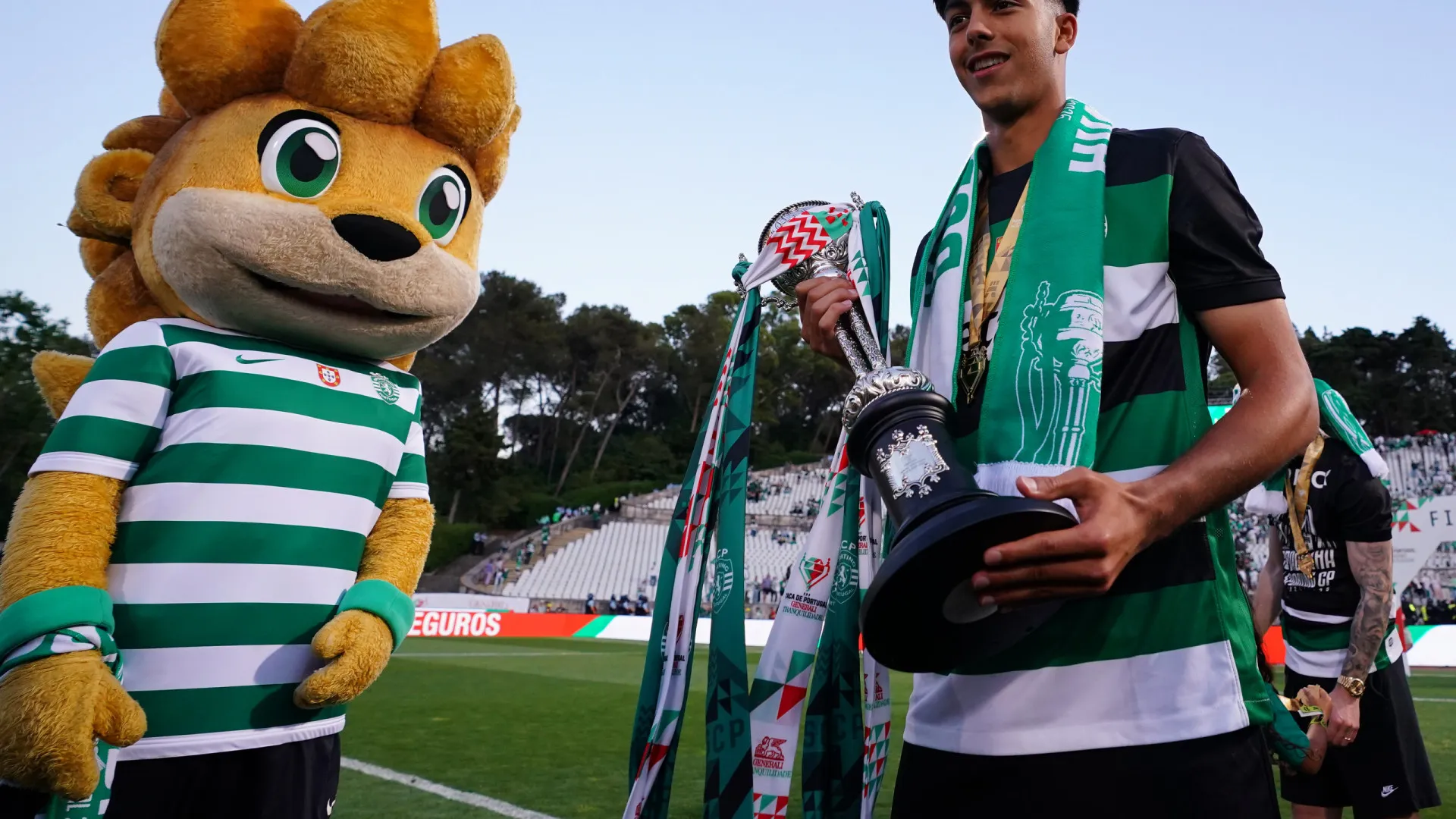 
                    Oficial: Sporting renova com Eduardo Felicíssimo e dá cláusula milionária
                