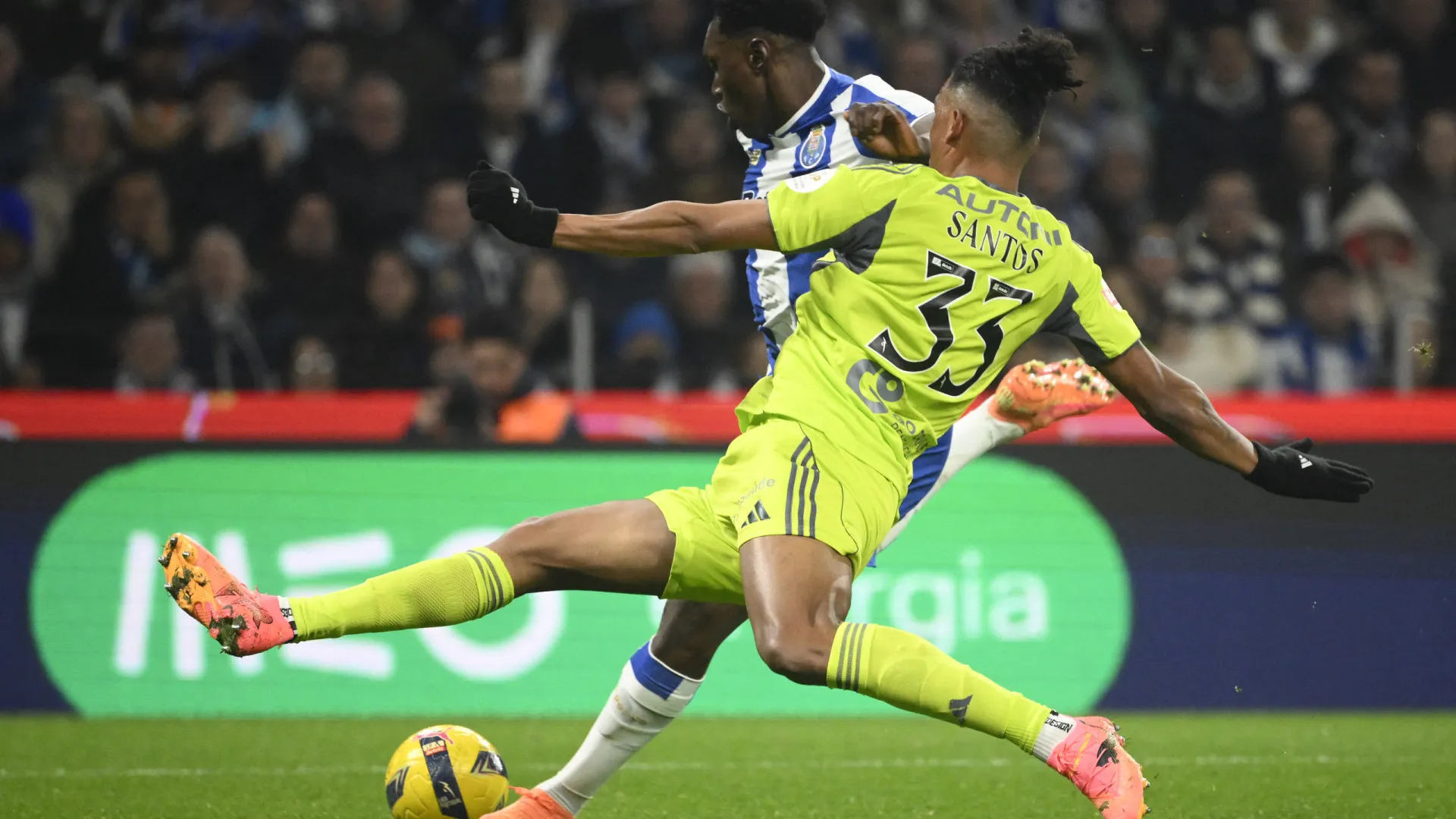 
                    EM DIRETO: FC Porto firme na liderança. Benfica fica mais longe do topo
                