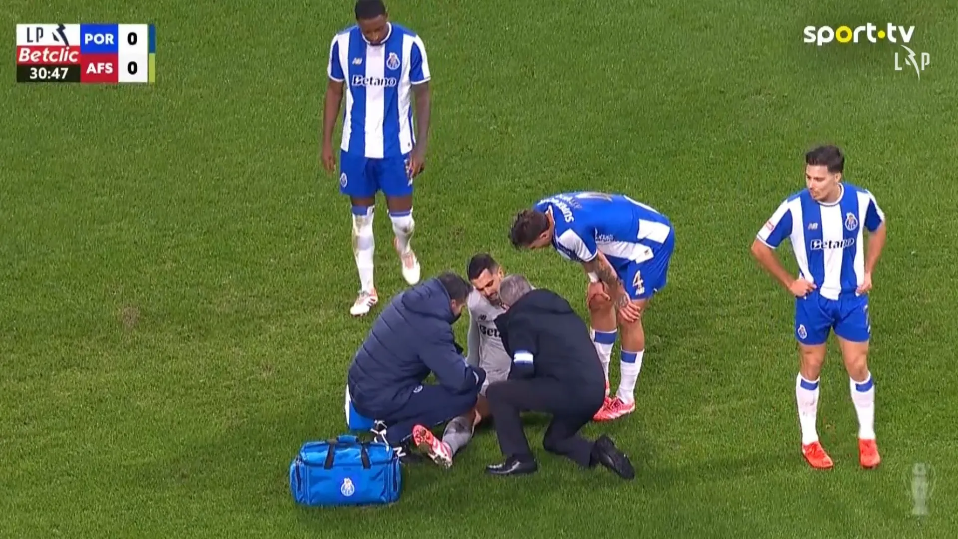 
                    Soam os alarmes. Diogo Costa saiu ao intervalo após este lance no Dragão
                