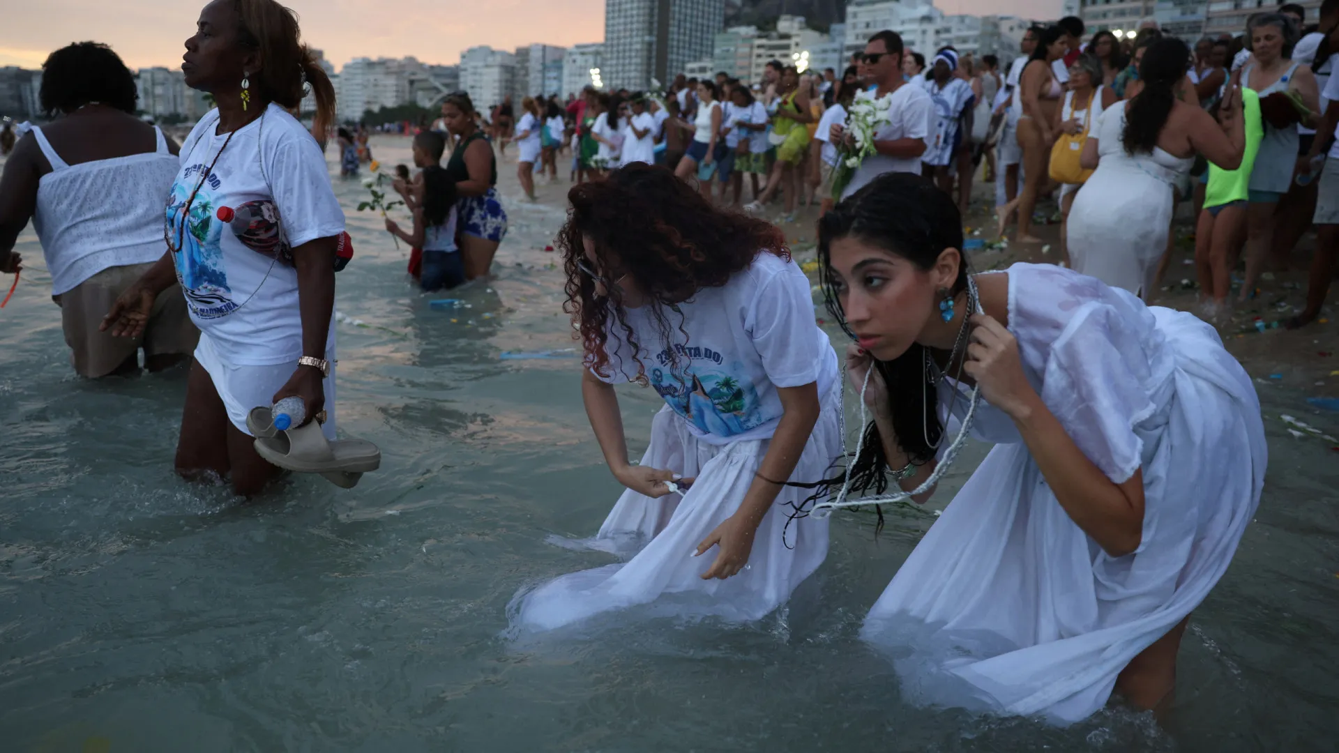 
                    Copacabana volta a ser palco de celebração de Iemanjá. As imagens
                