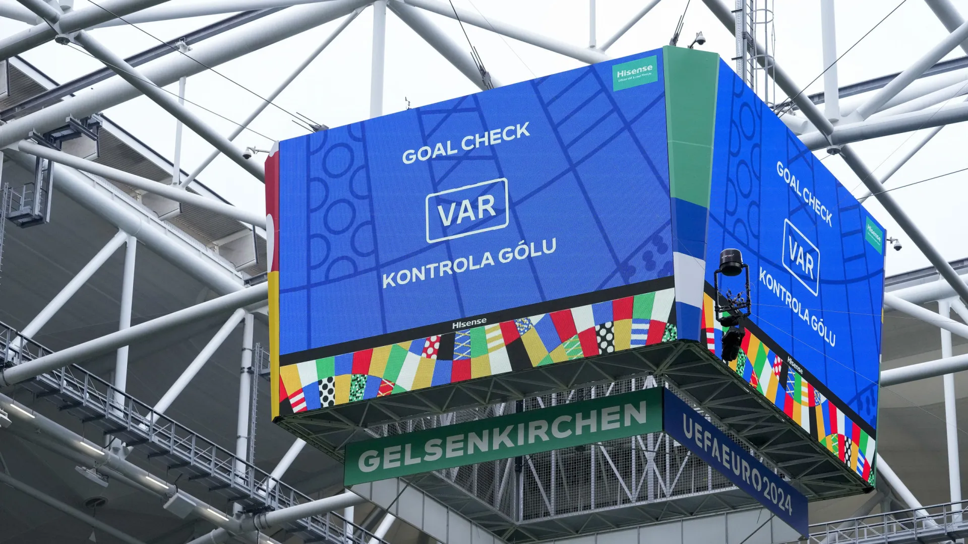 
                    FIFA já admite 'revolucionar' o fora de jogo com a Lei Wenger
                