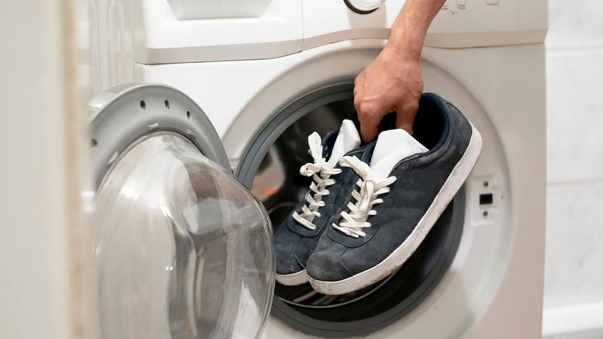 
                    Como lavar os seus ténis na máquina sem os estragar. Um guia prático
                