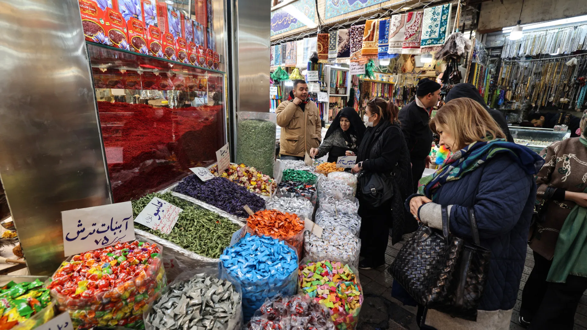 
                    Protestos no Irão contra situação económica duram há três dias
                