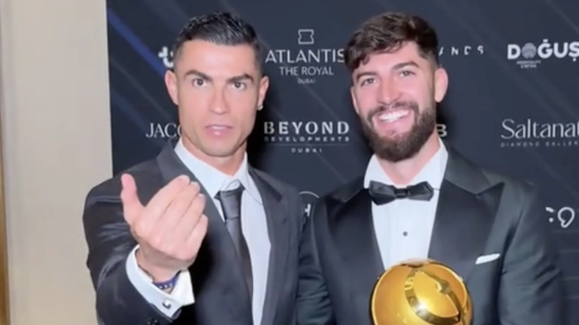 
                    Gesto de Cristiano Ronaldo com casal de 'influencers' conquista o mundo
                
