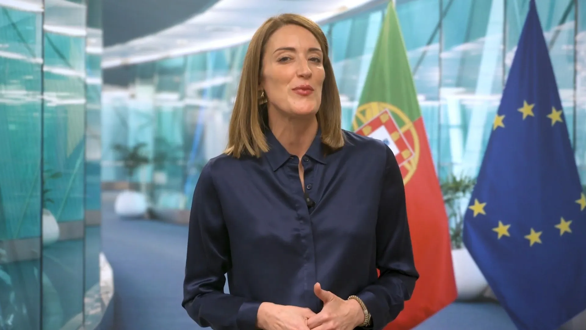 
                    Metsola felicita Portugal por 40 anos na UE... em português. Veja 
                