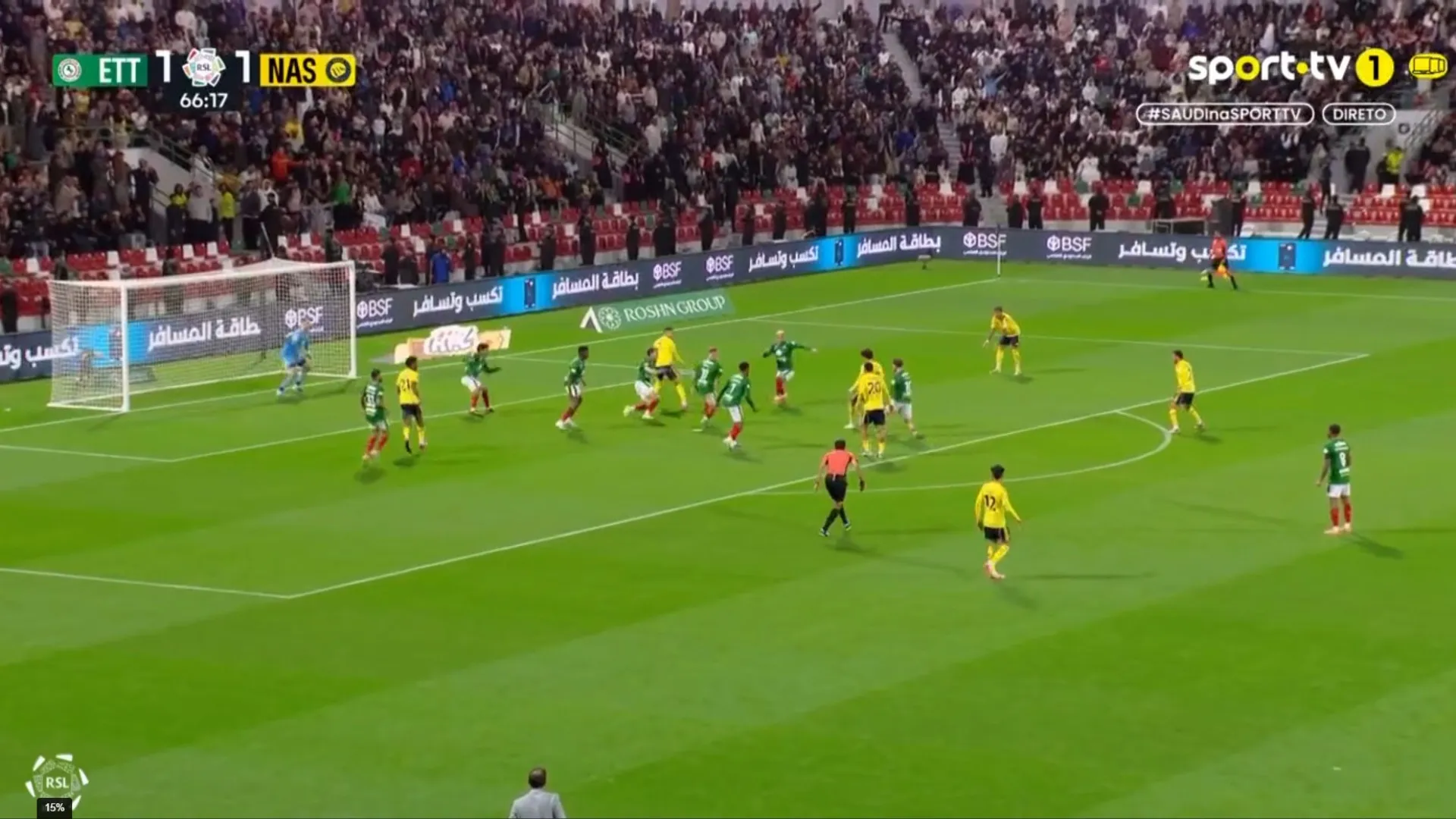 
                    Golo 957 da carreira de Cristiano Ronaldo foi apontado com...as costas
                