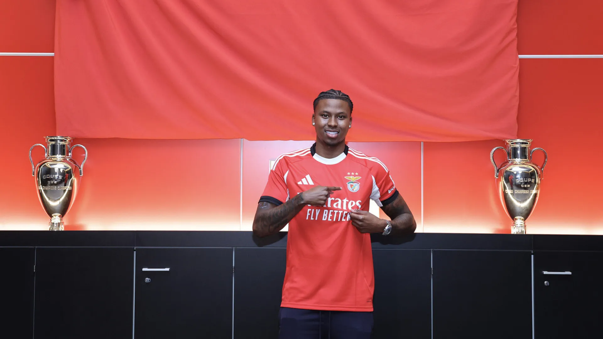 
                    EM DIRETO: Siga os rumores e os negócios do mercado de transferências
                