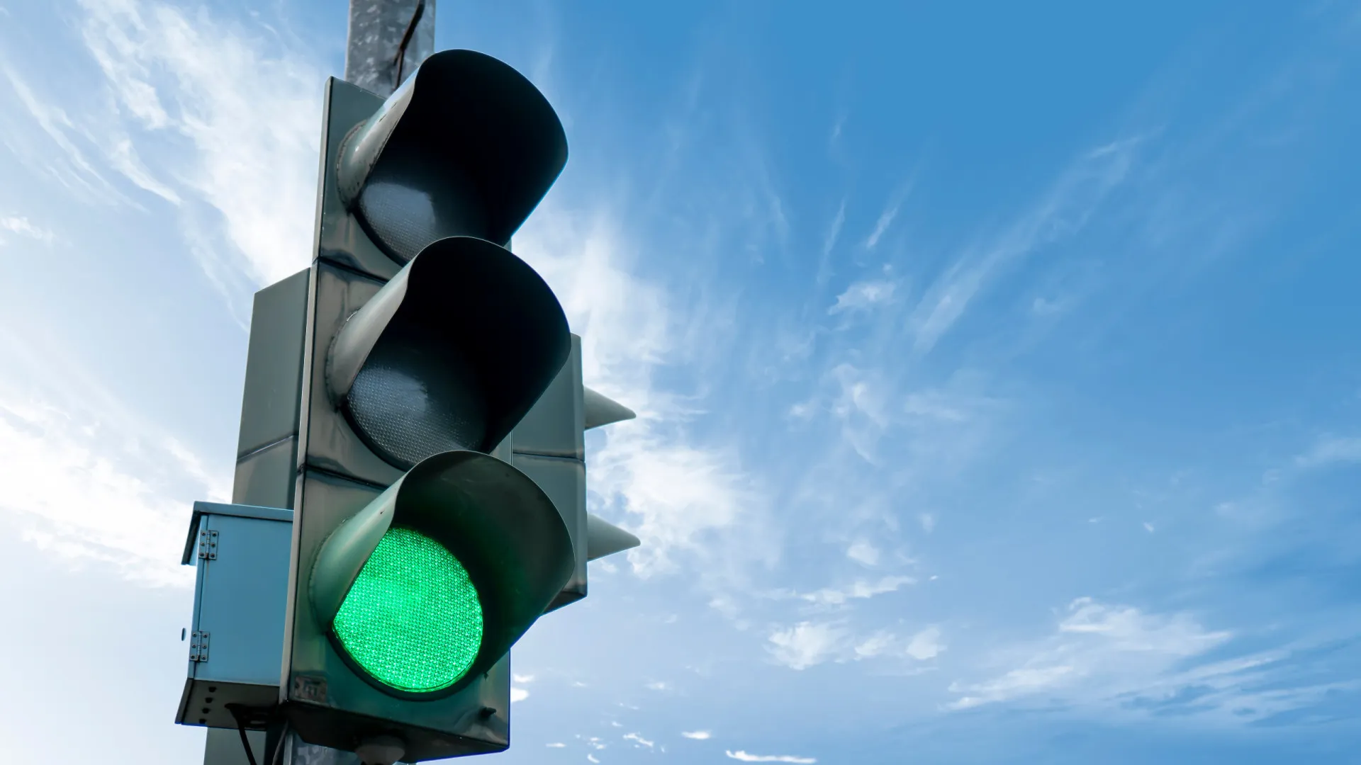 
                    STOP junto a semáforo verde. Sabe como agir?
                