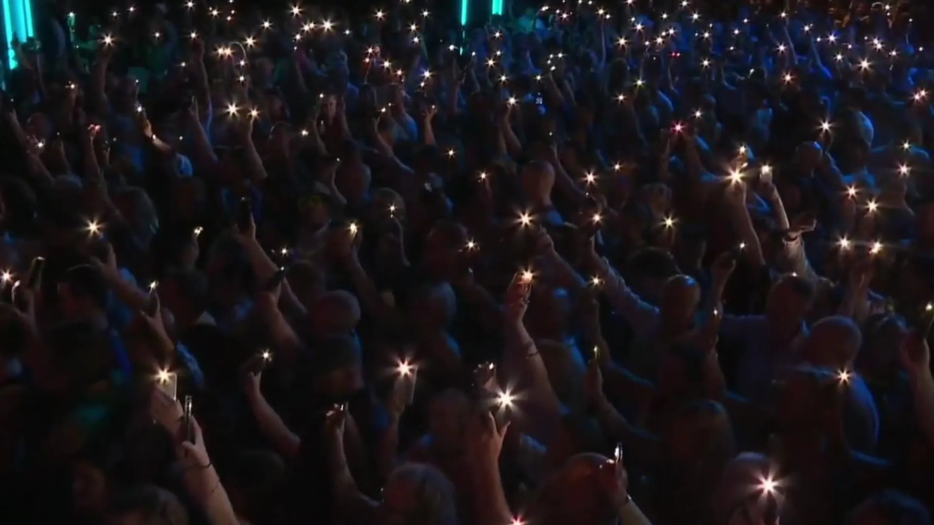 
                    Após ataque, Sydney presta homenagem a vítimas na entrada em 2026. Veja
                