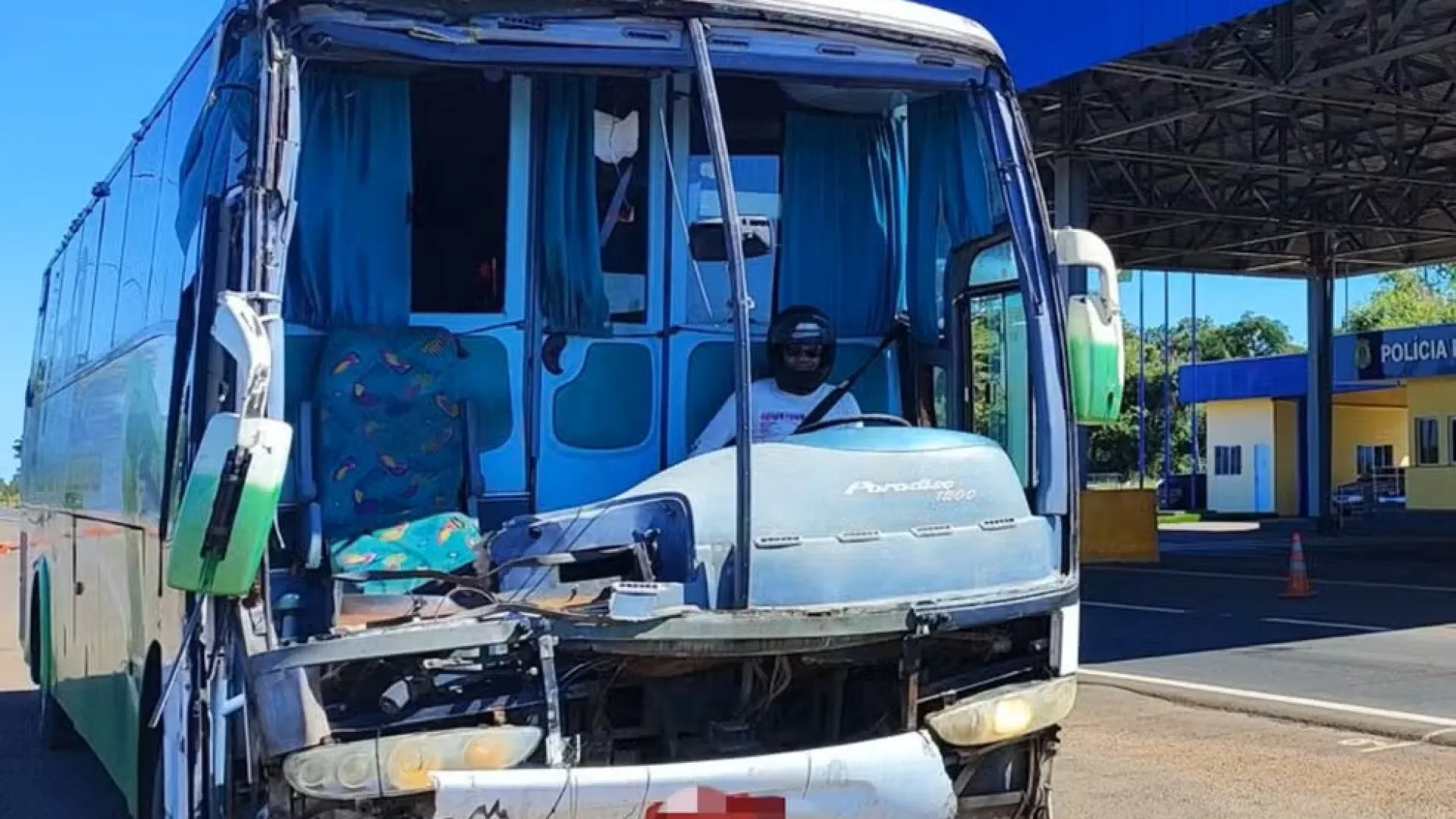 
                    Motorista (de capacete) detido por conduzir autocarro destruído no Brasil
                