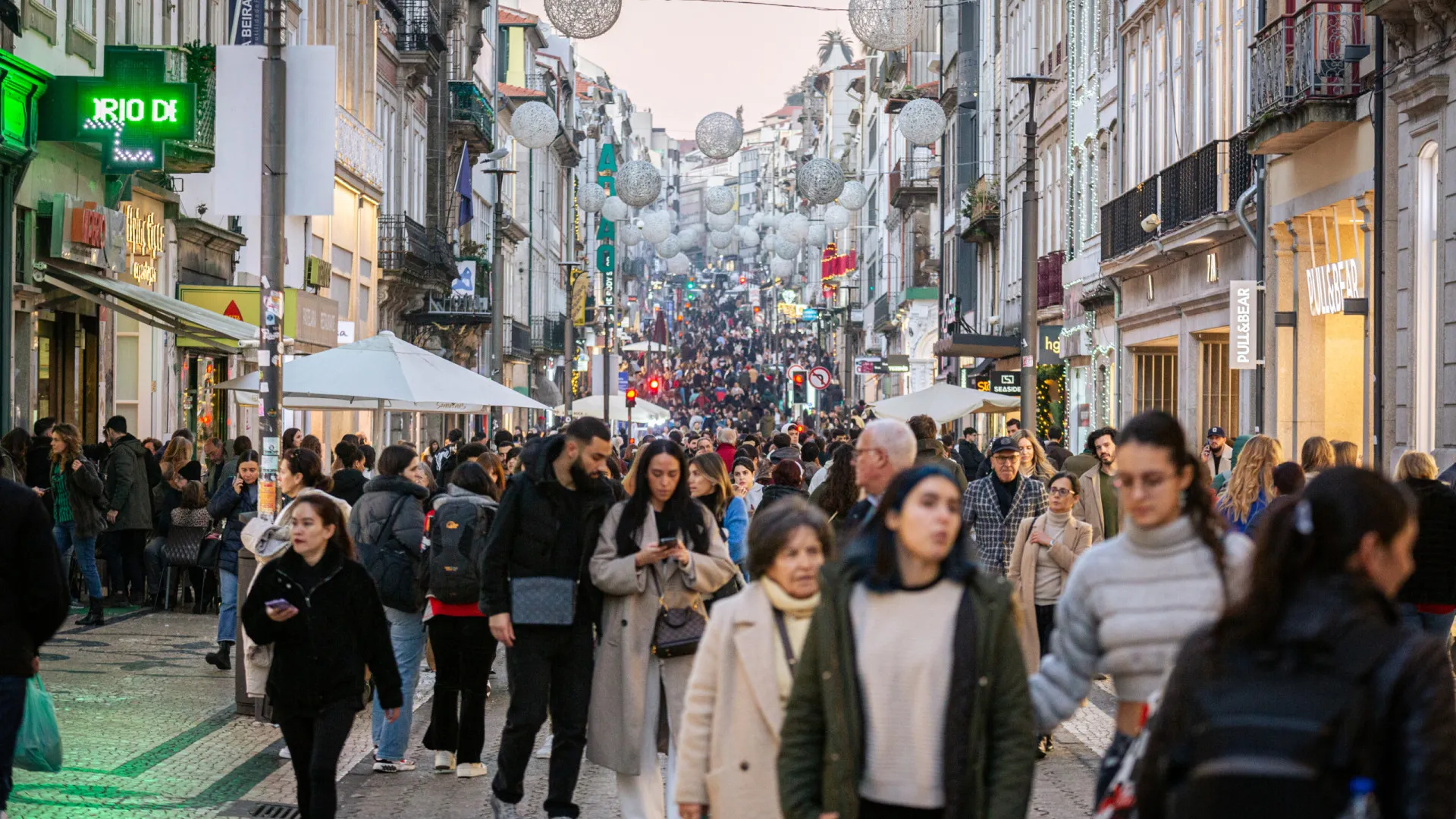 
                    Compras na época natalícia sobem 8% e comércio 'online' cresce 19%
                
