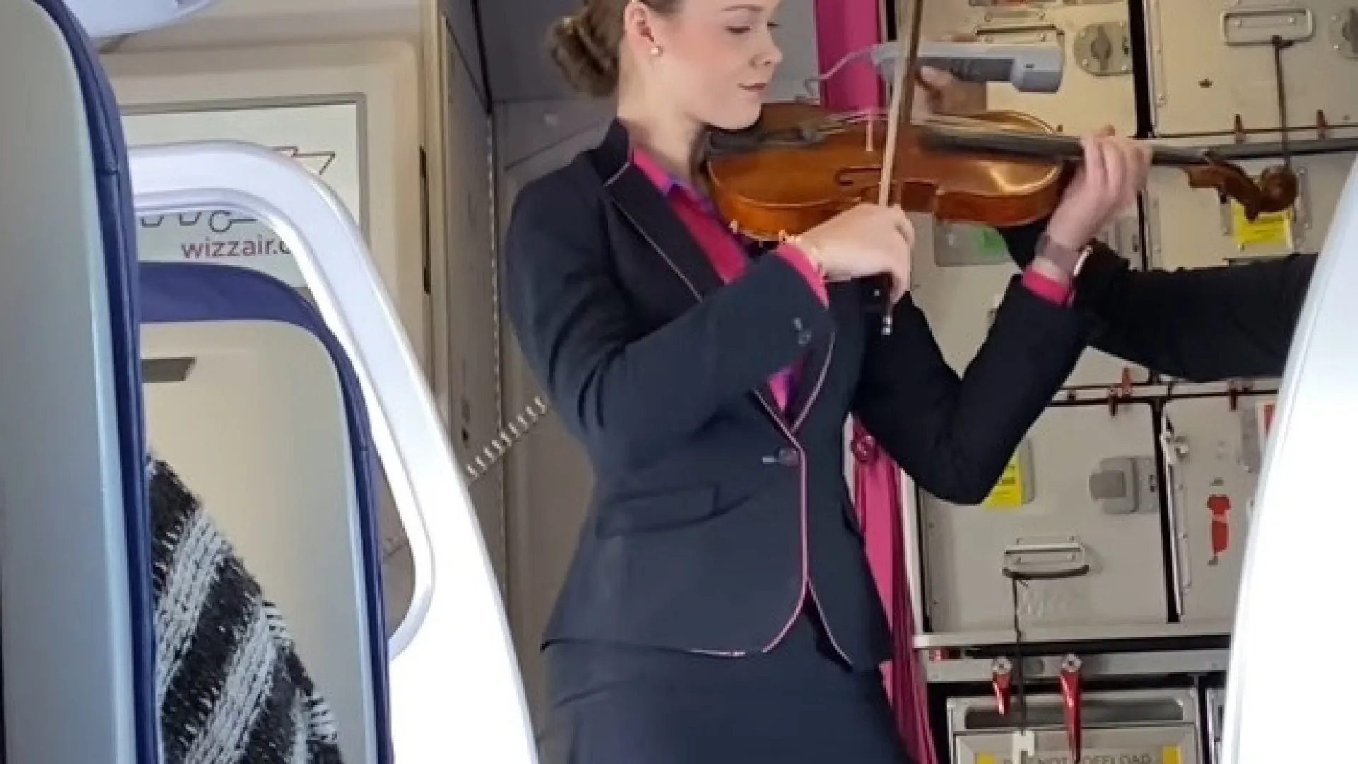 
                    Assistente de bordo toca violino durante voo: 