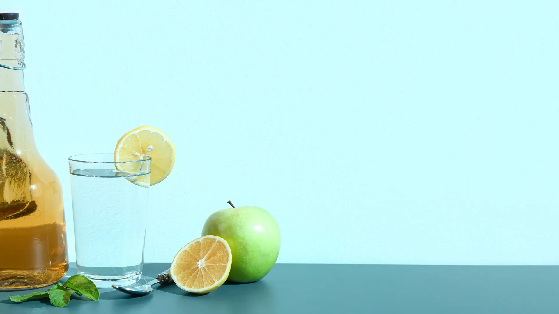 
                    Vinagre de maçã vs água com limão: Qual a opção que traz mais benefícios?
                