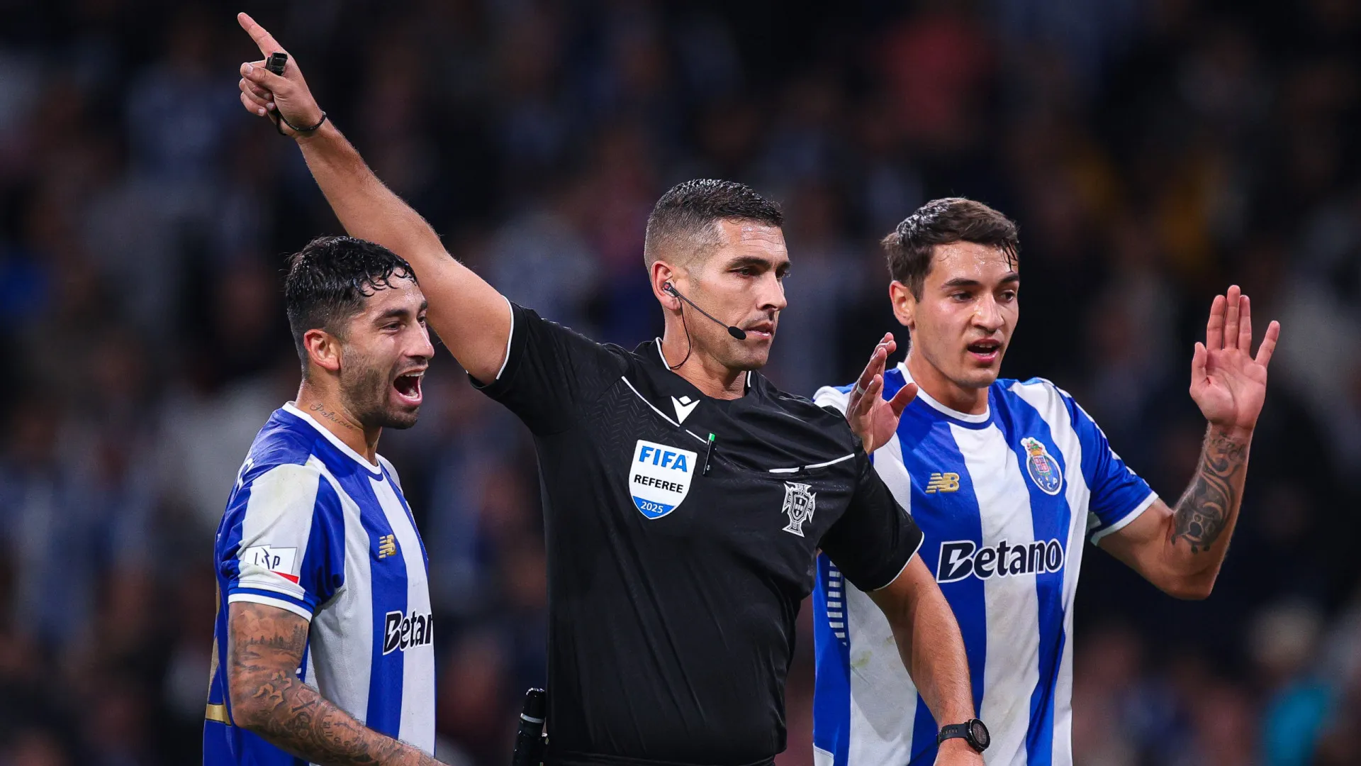 
                    Sporting reage à sanção ao FC Porto no caso da TV: 