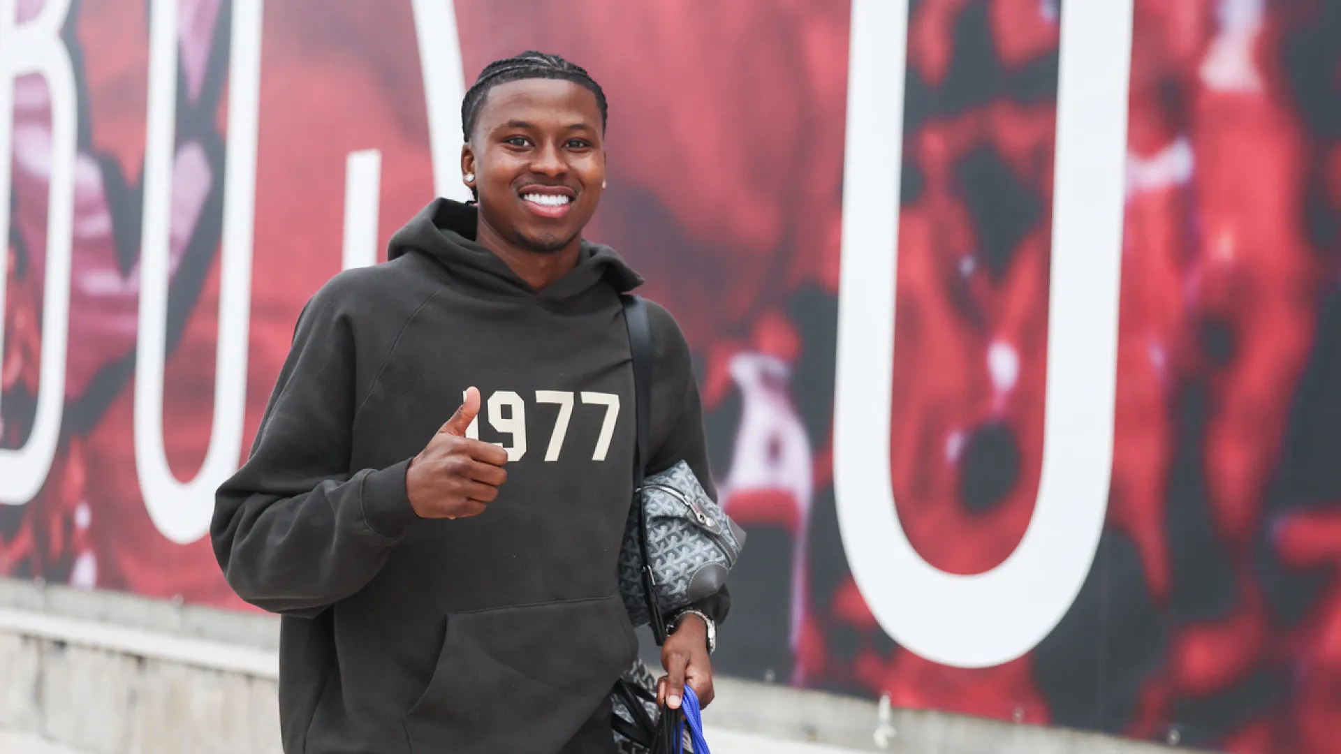 
                    EM DIRETO: Siga os rumores e os negócios do mercado de transferências
                