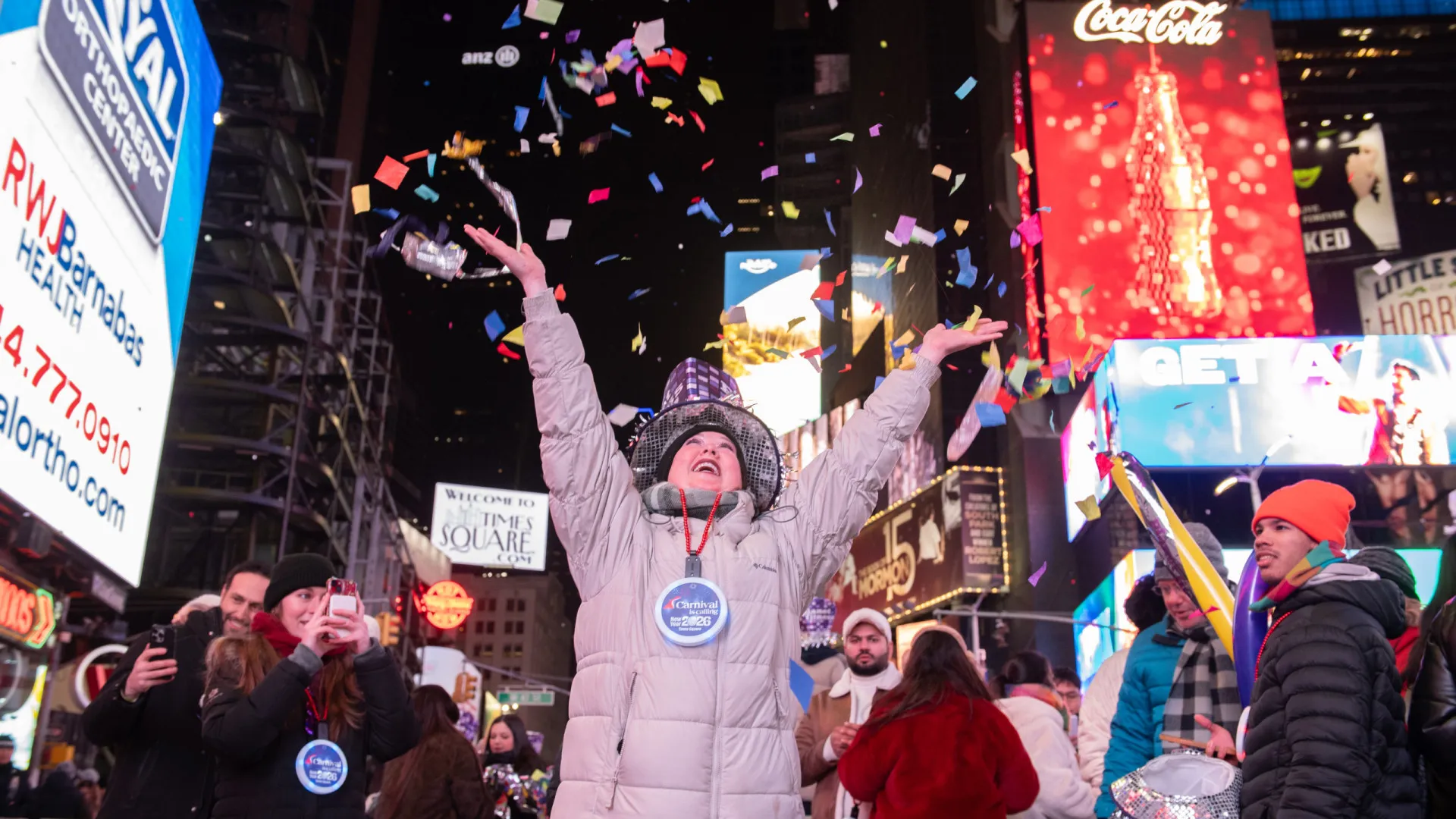 
                    Olá, 2026! Mundo celebra chegada do Ano Novo com artifício, luz e cor
                