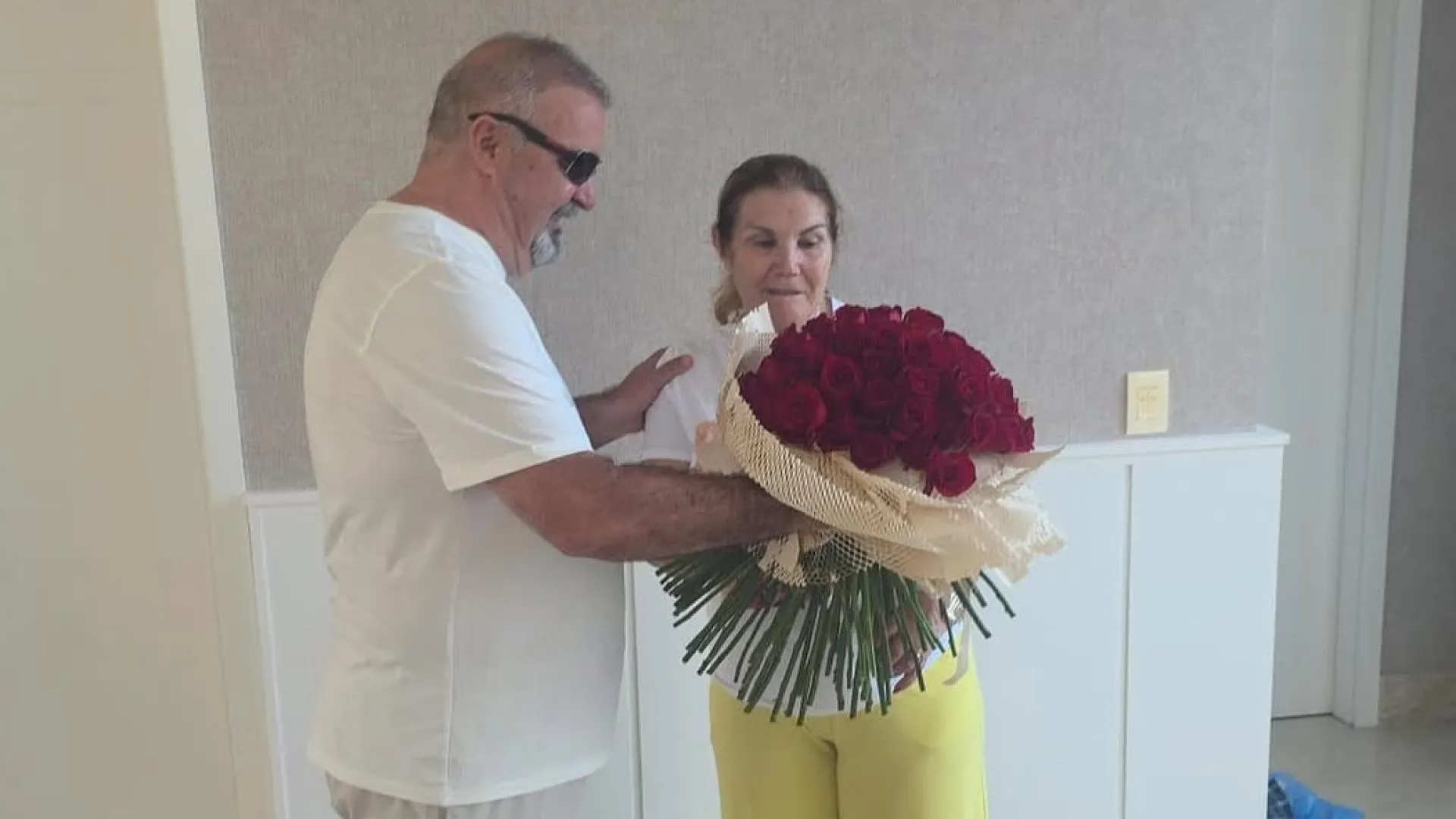 
                    Dolores Aveiro recebe presente amoroso de Andrade e agradece carinho
                