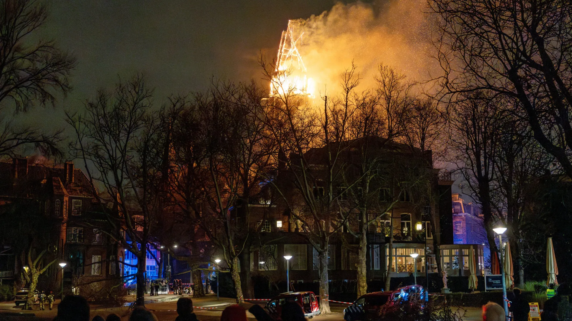 
                    Incêndio destrói histórica igreja Vondelkerk em Amesterdão. As imagens
                