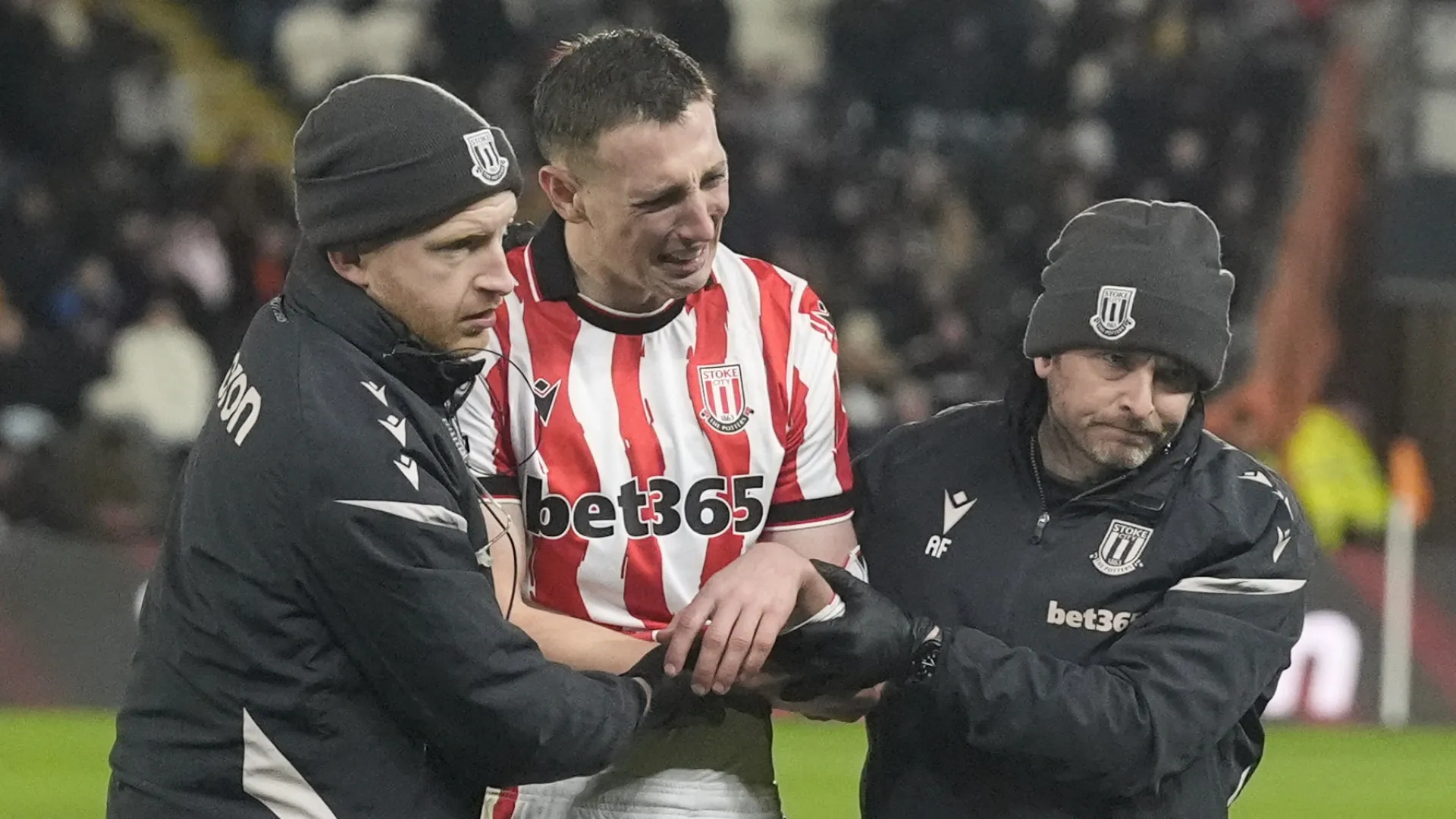 
                    Da máscara de oxigénio às lágrimas. Ex-Boavista gera pânico em Inglaterra
                