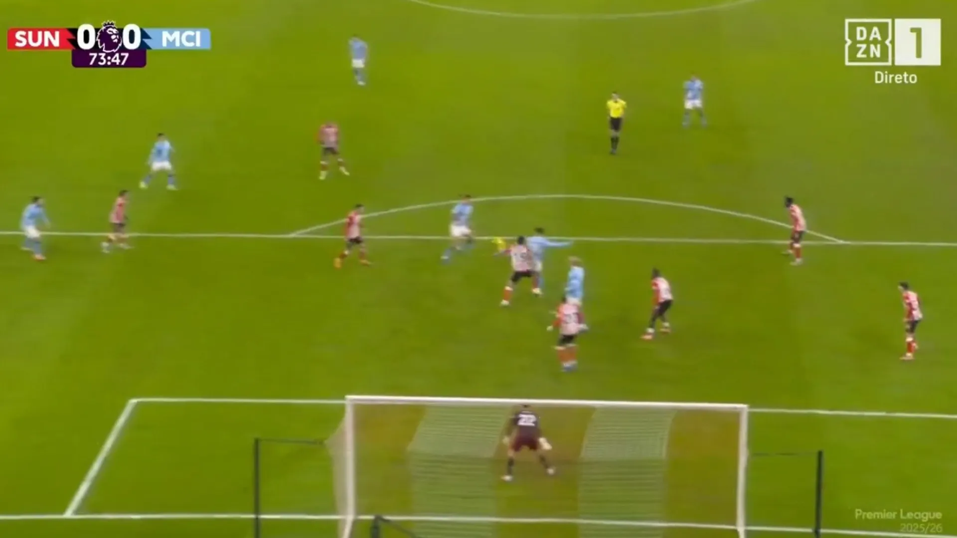 
                    E se esta entra? Apenas o poste impediu um golo incomum na Premier League
                