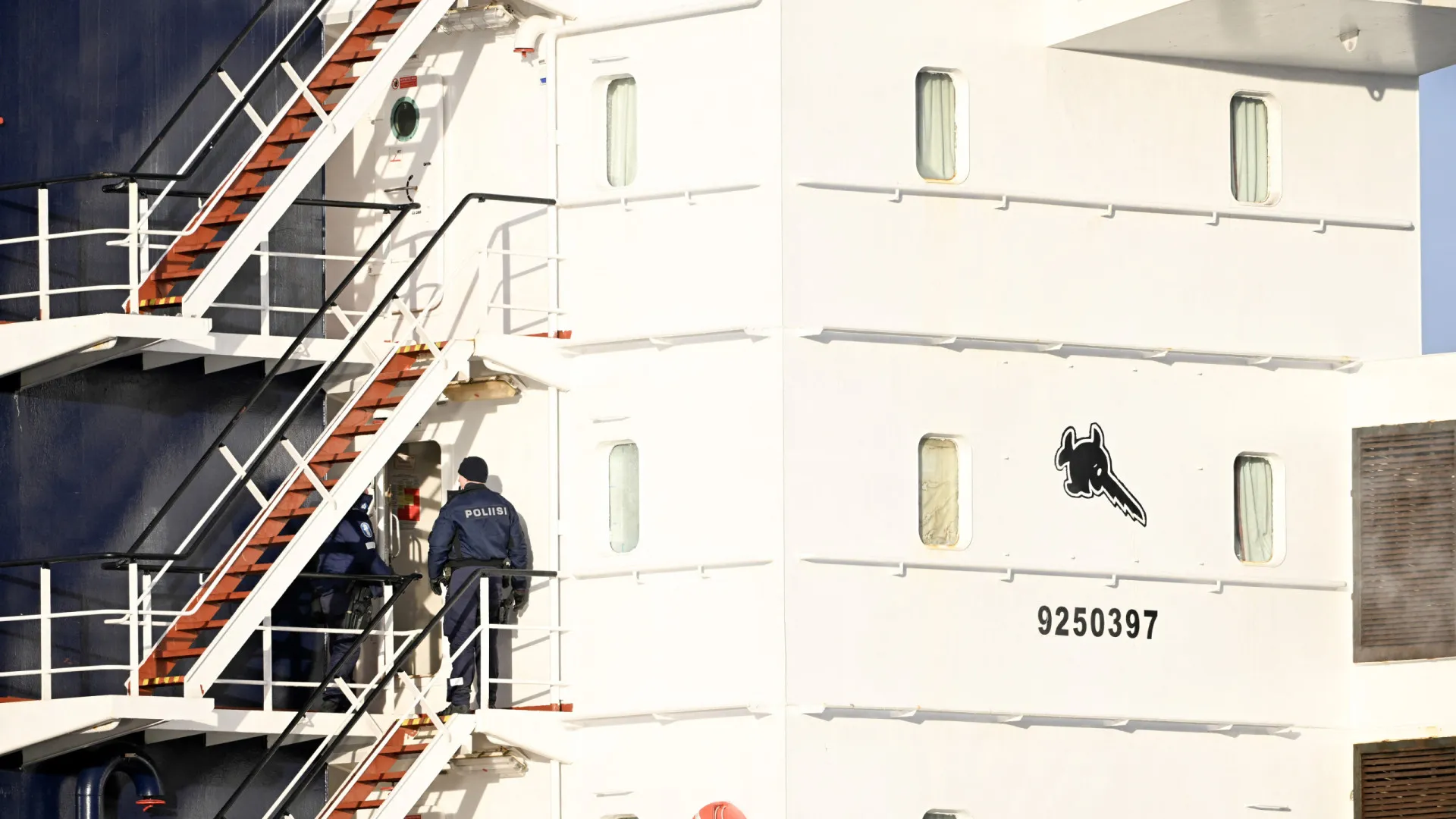 
                    Polícia finlandesa interroga tripulantes de navio suspeito de danificar cabo
                