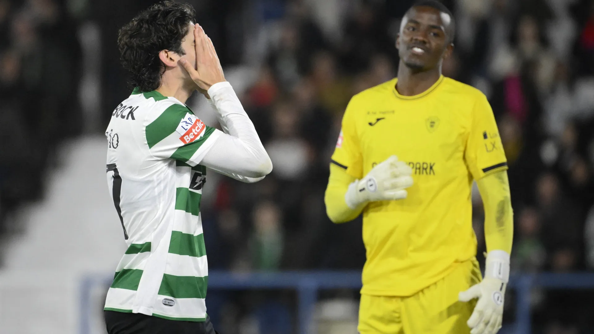 
                    Deu 'galo' em Barcelos. Sporting trava no vermelho e FC Porto pode fugir
                