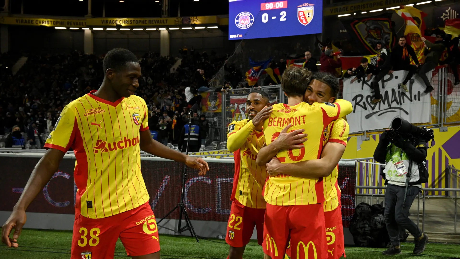 
                    Lens vence em Toulouse e amplia vantagem na frente da Ligue 1
                