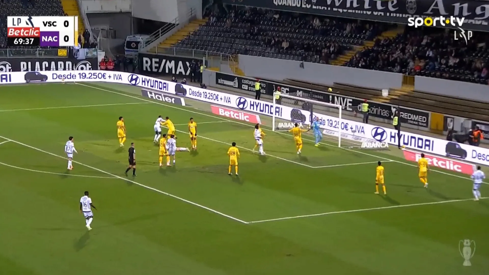 
                    Um golaço e dois 'frangos'. O filme do triunfo do Vitória contra Nacional
                