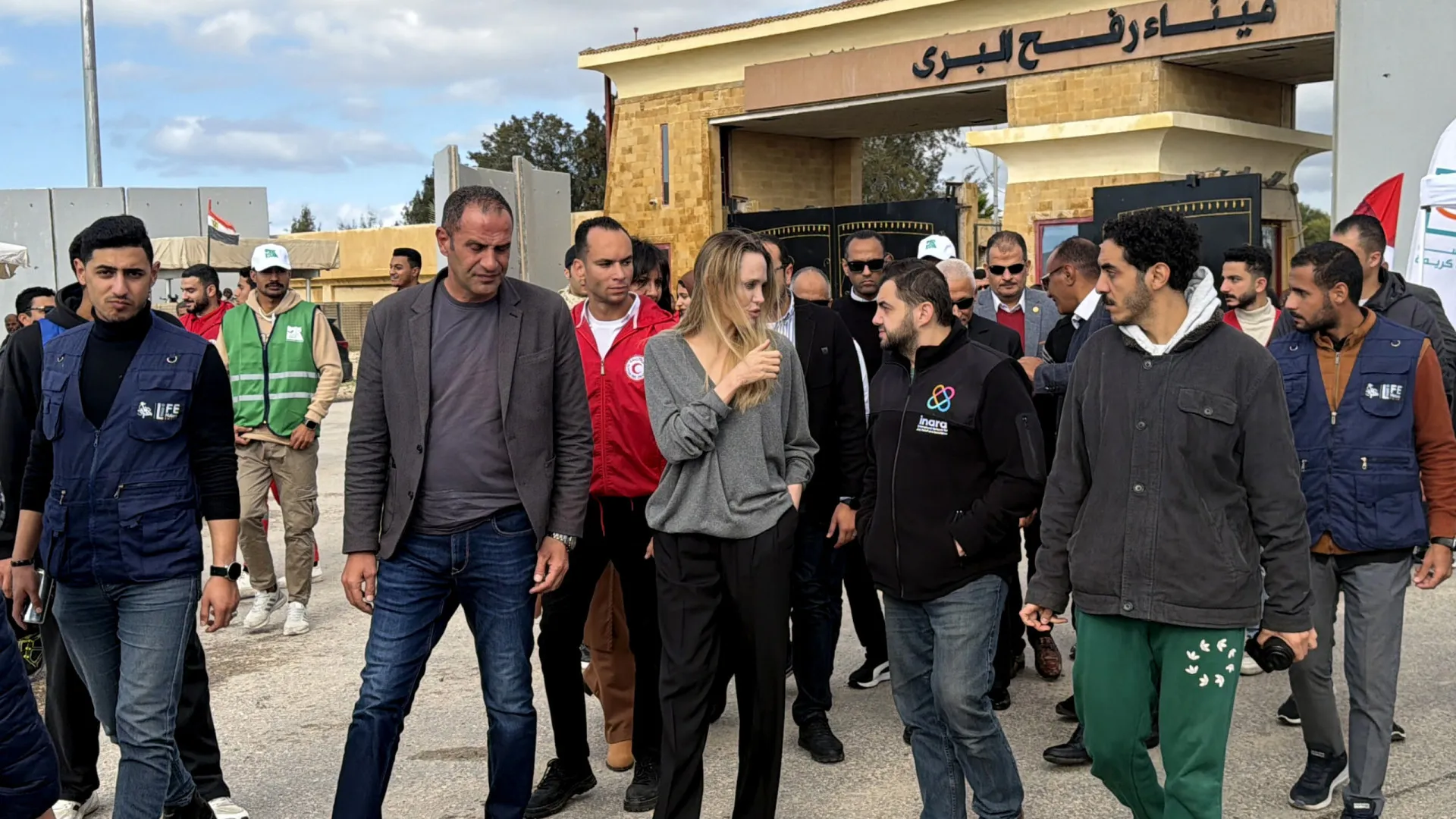 Angelina Jolie mostra apoio ao povo de Gaza numa visita a Rafah
