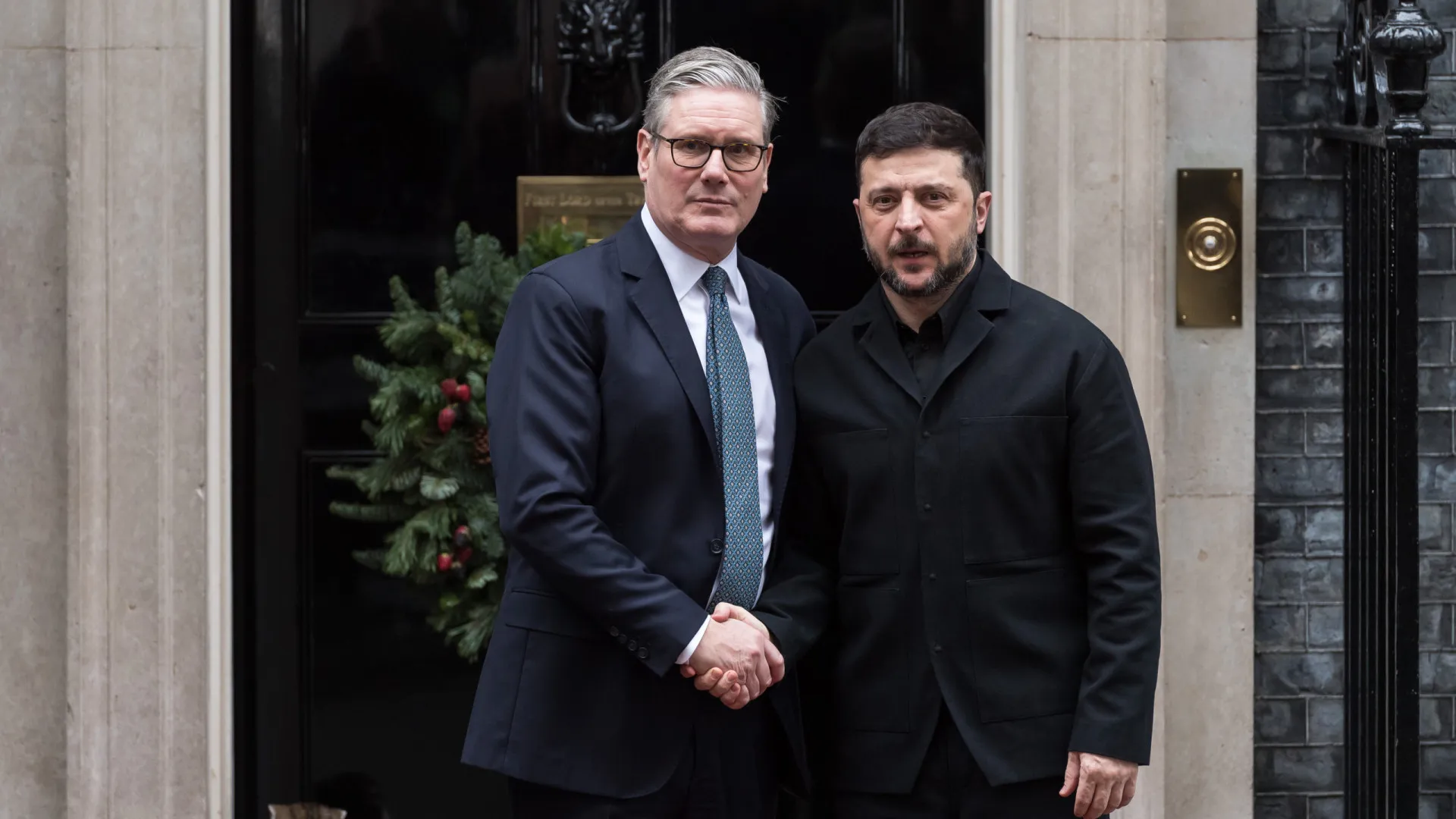 
                    Zelensky e Starmer preparam reunião de líderes europeus sobre guerra
                