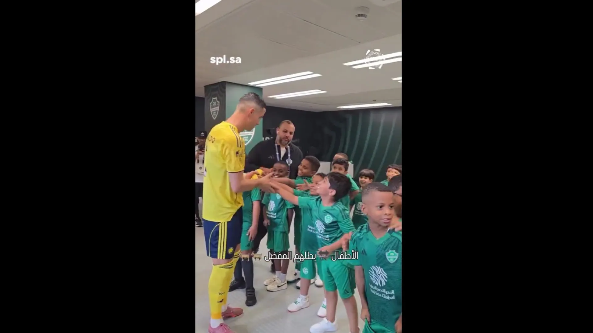 
                    Crianças cumprimentam Cristiano Ronaldo e reação é (mesmo) imperdível
                