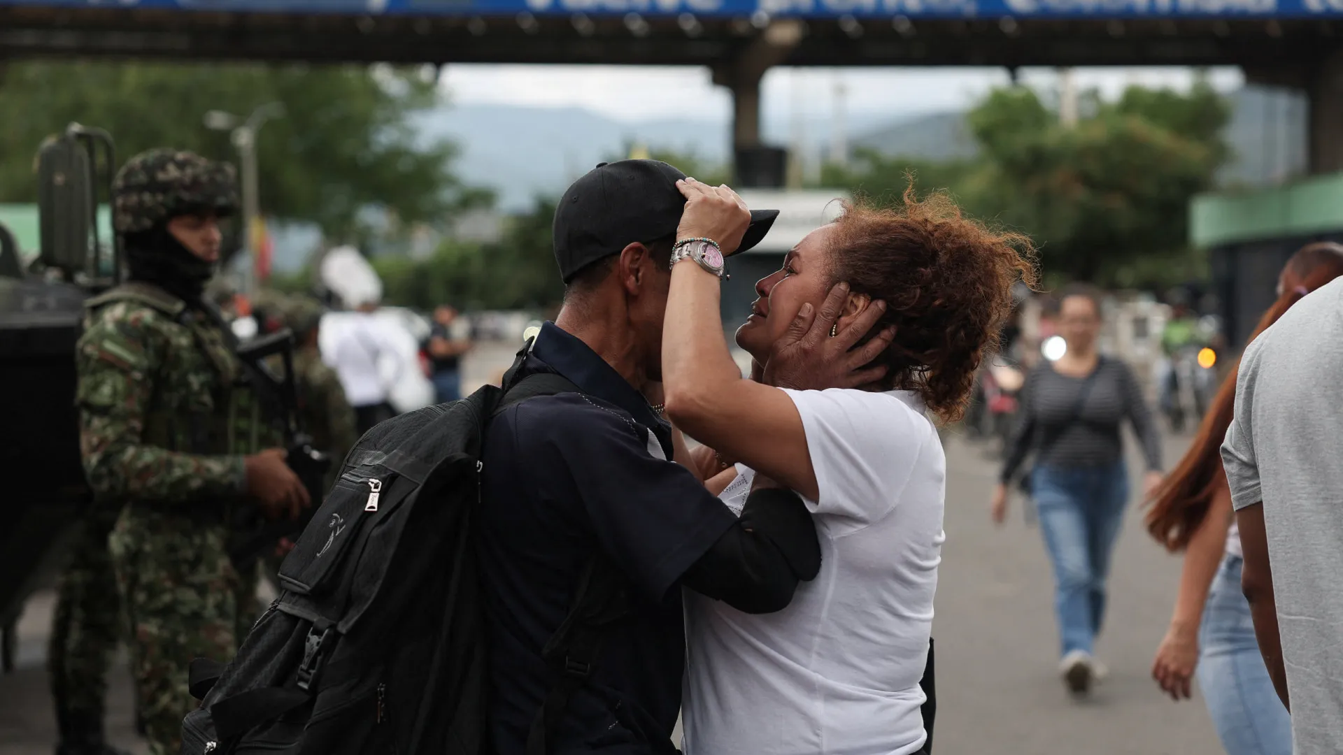 
                    Colômbia coloca militares na fronteira após ataque na Venezuela. Ora veja
                