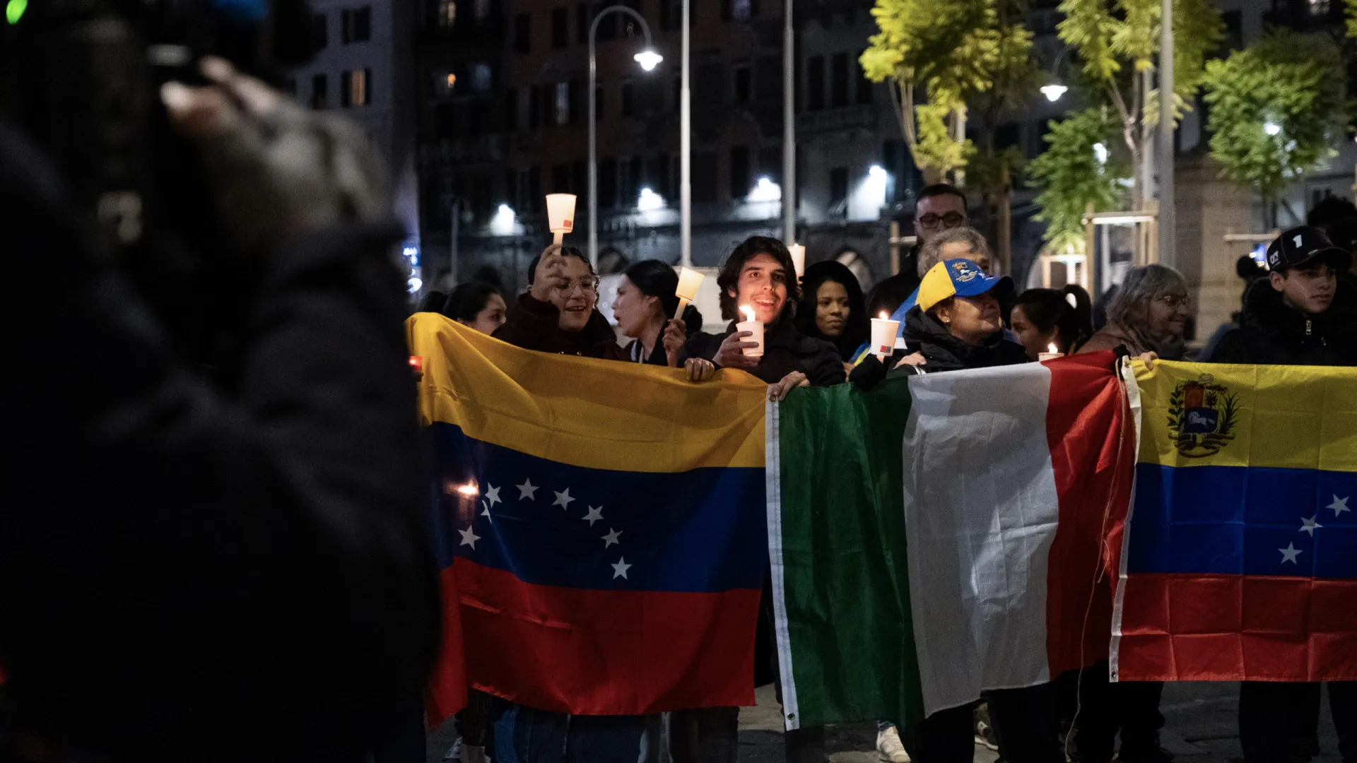 
                    Centenas manifestam-se após queda de Maduro (mas também contra EUA)
                