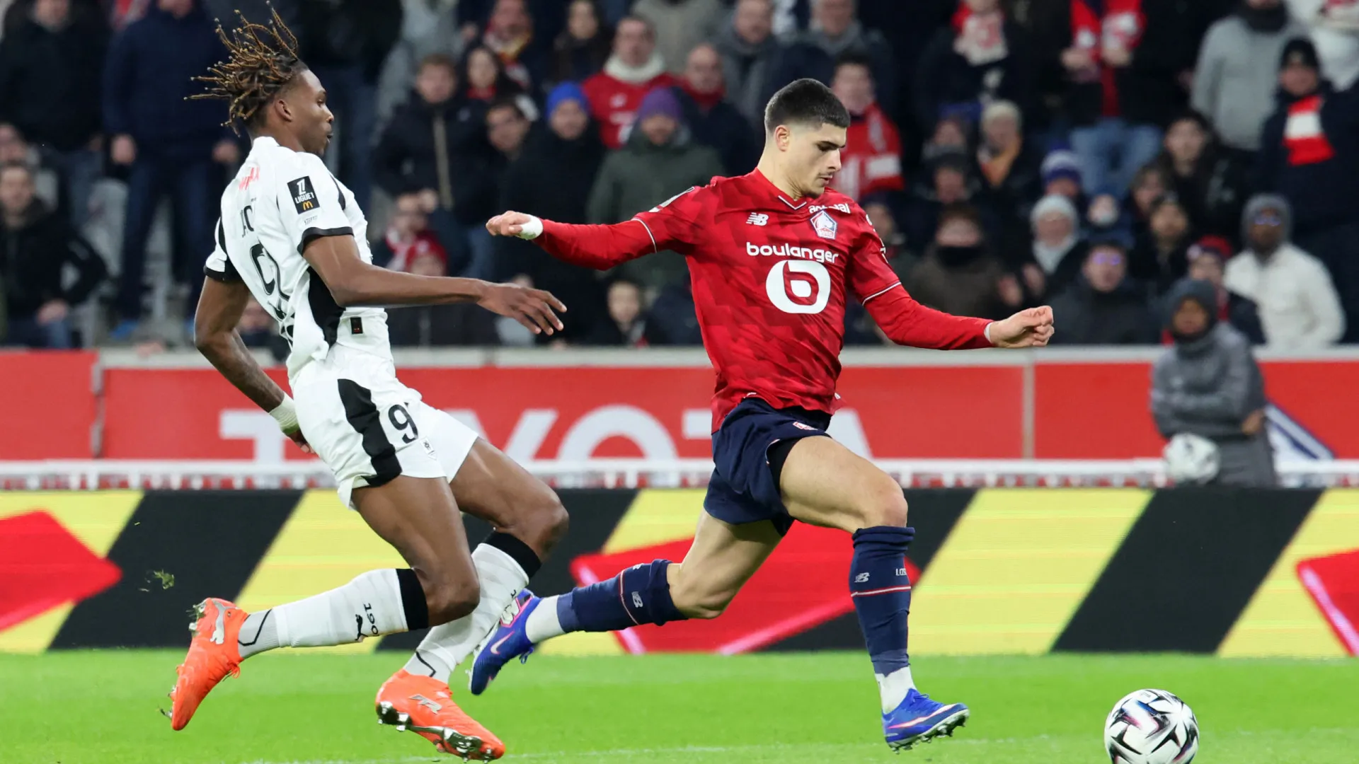 
                    Lille penalizado por expulsão perde terreno na corrida à Champions
                