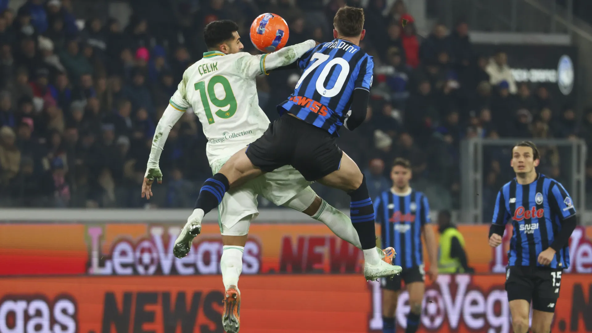 
                    AS Roma perde com a Atalanta e atrasa-se na corrida à Liga dos Campeões
                