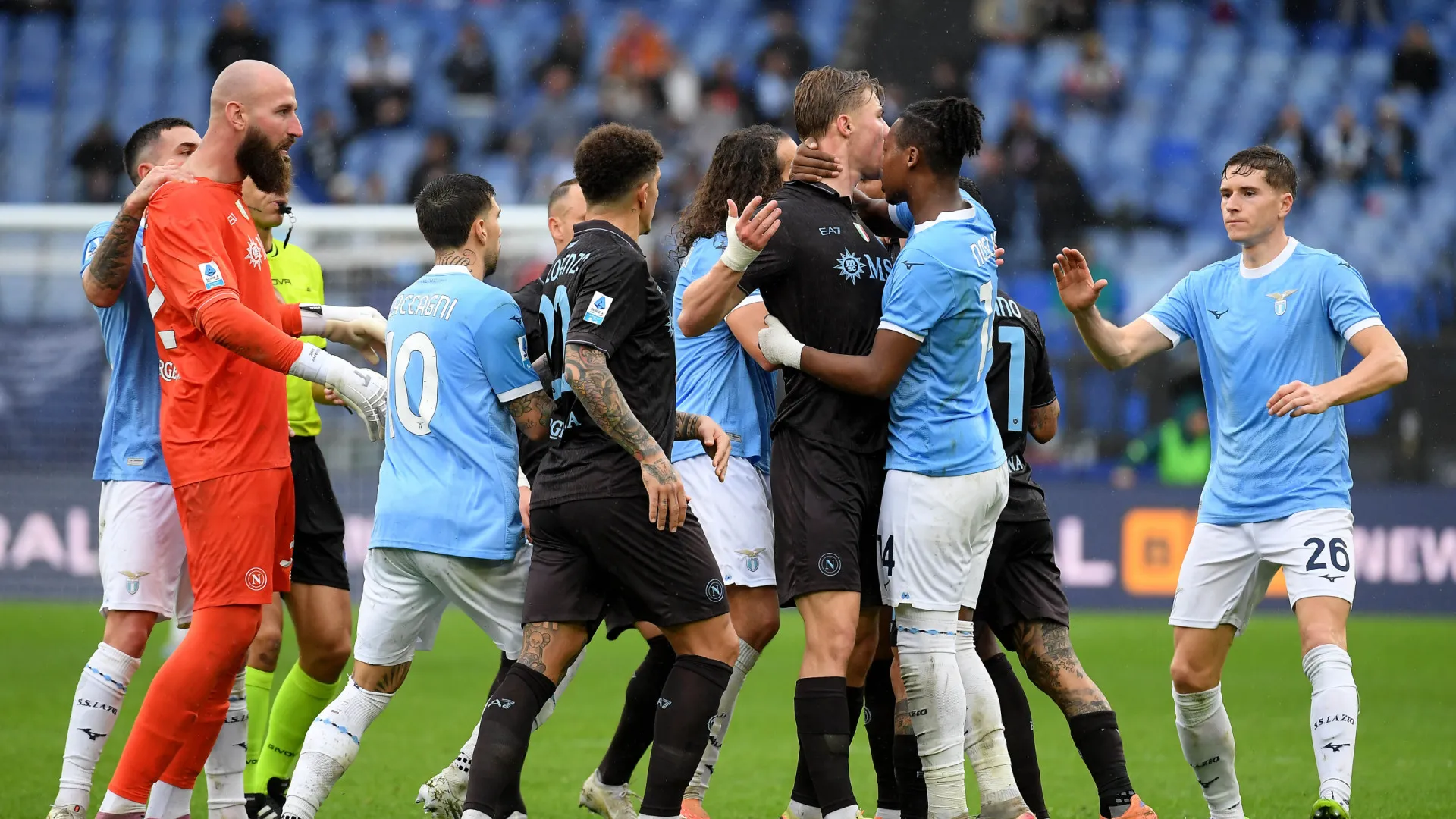 
                    Napoli vence no terreno da Lazio em jogo com três expulsões
                