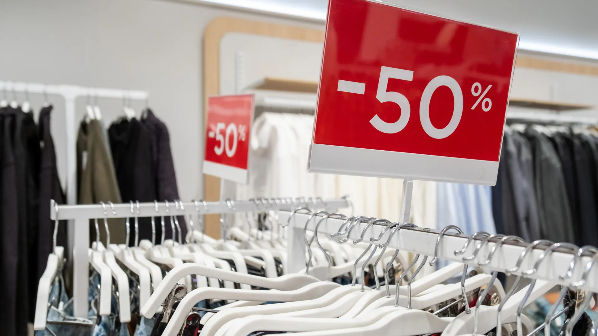 
                    Estão aí os saldos e promoções, mas atenção às regras. Saiba tudo
                