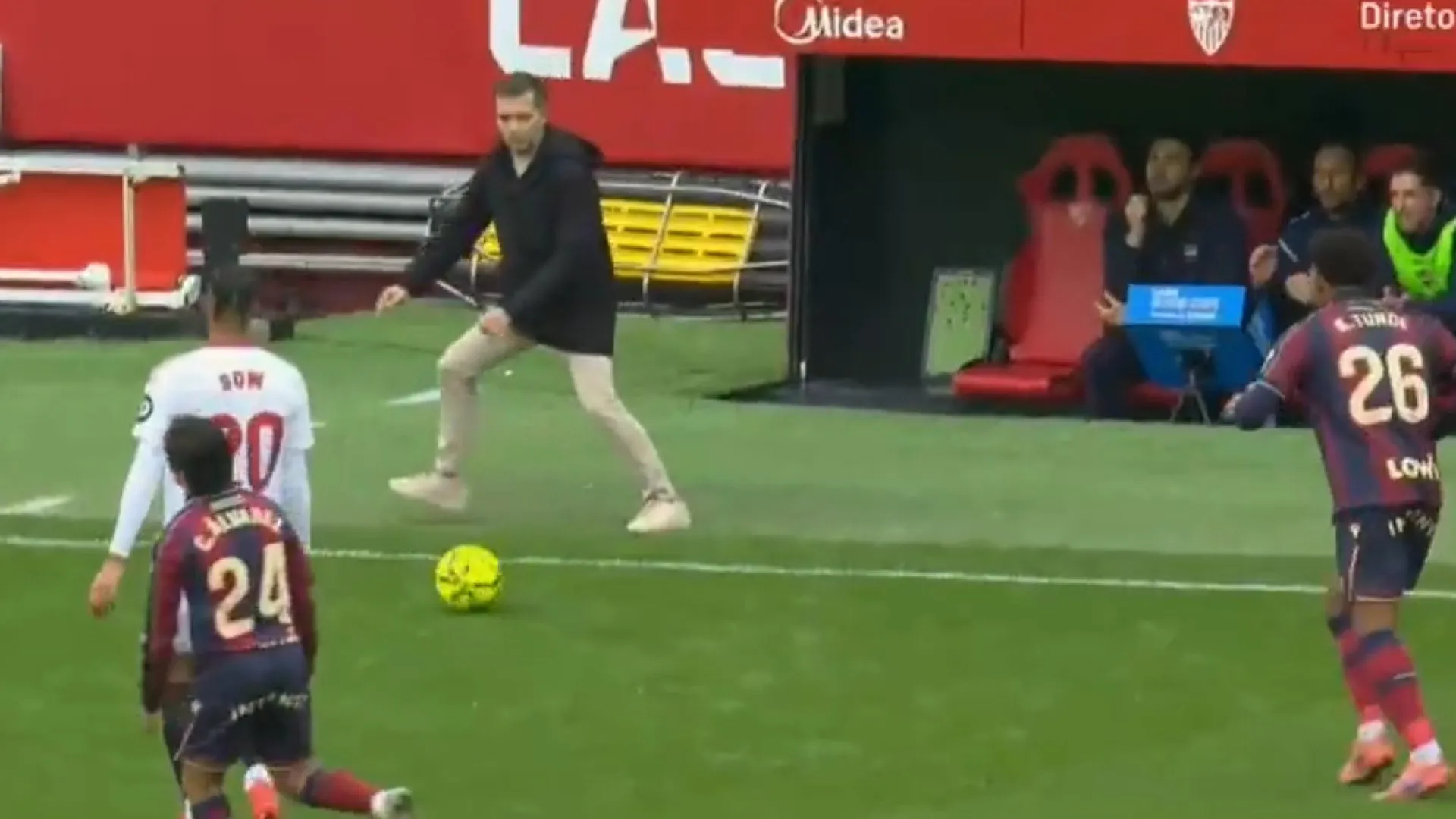 
                    Luís Castro com estreia escorregadia pelo Levante... ou talvez não
                