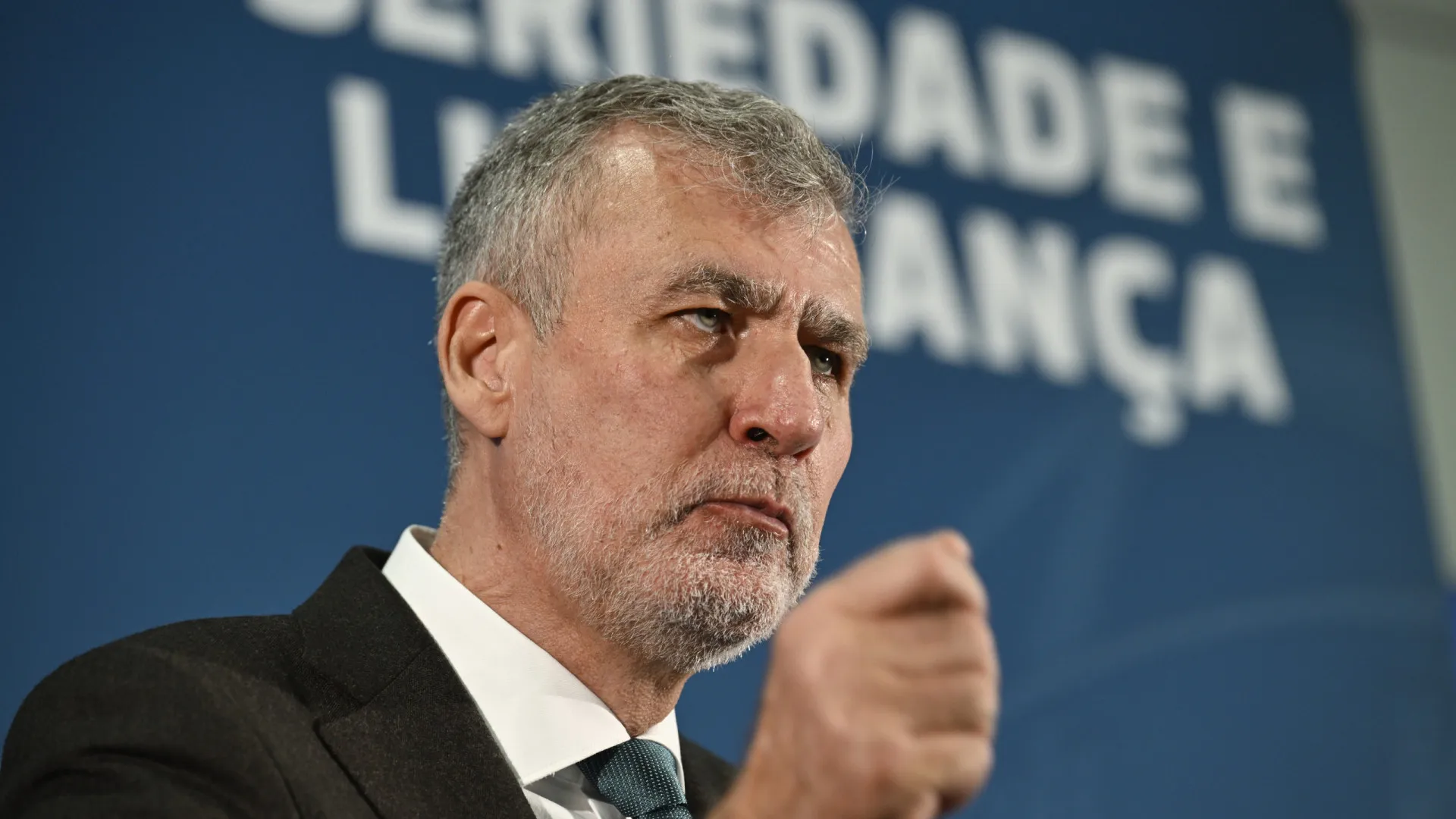 
                    Gouveia e Melo recusa fazer pontes 