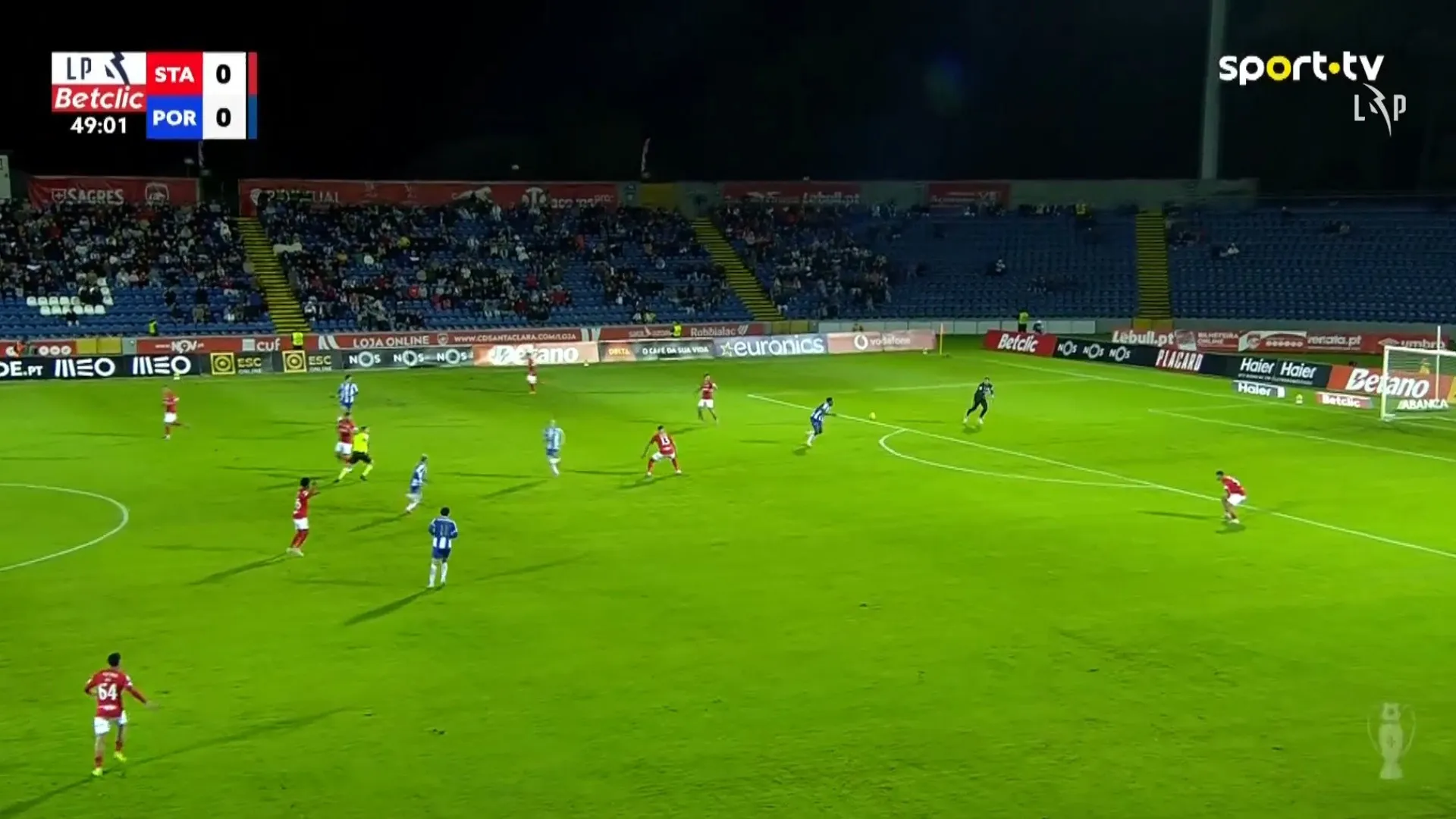 
                    Gabriel Batista 'ofereceu' o golo a Samu no Santa Clara-FC Porto
                