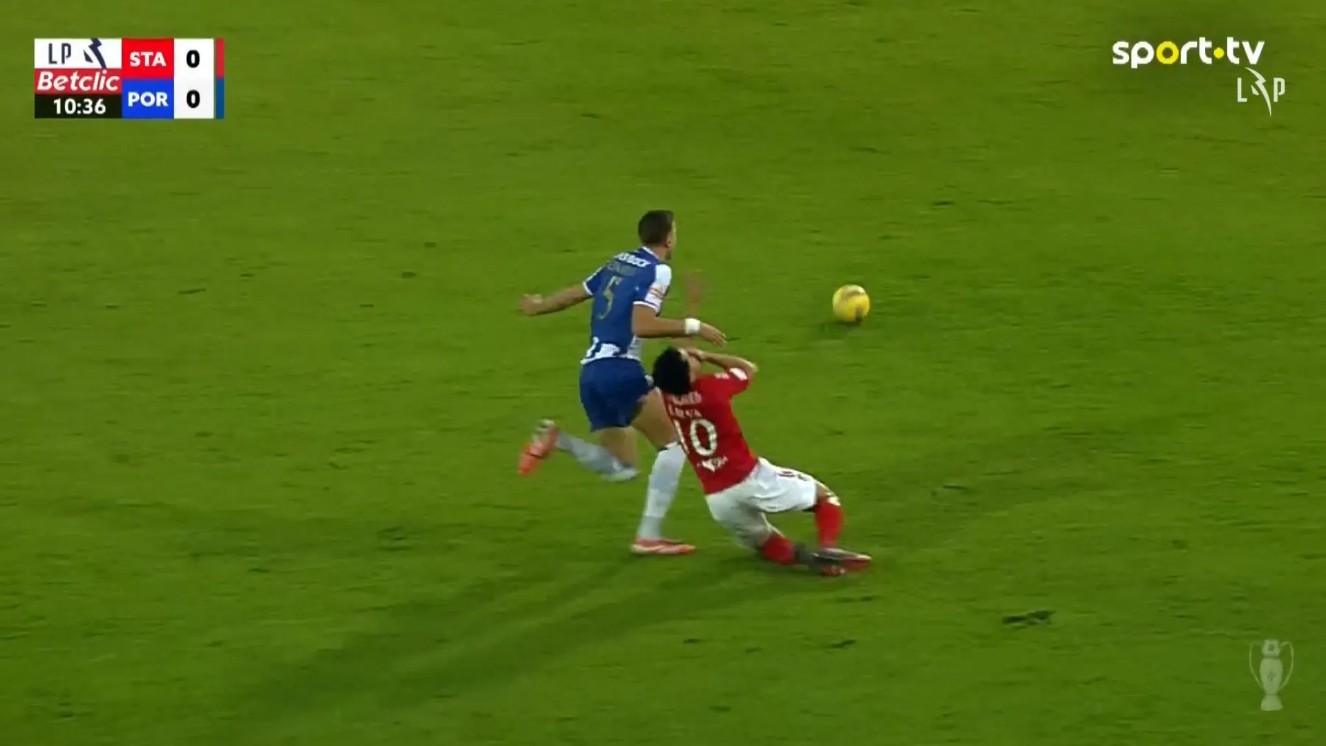 
                    Polémica. Santa Clara ficou a pedir vermelho para Bednarek neste lance 
                