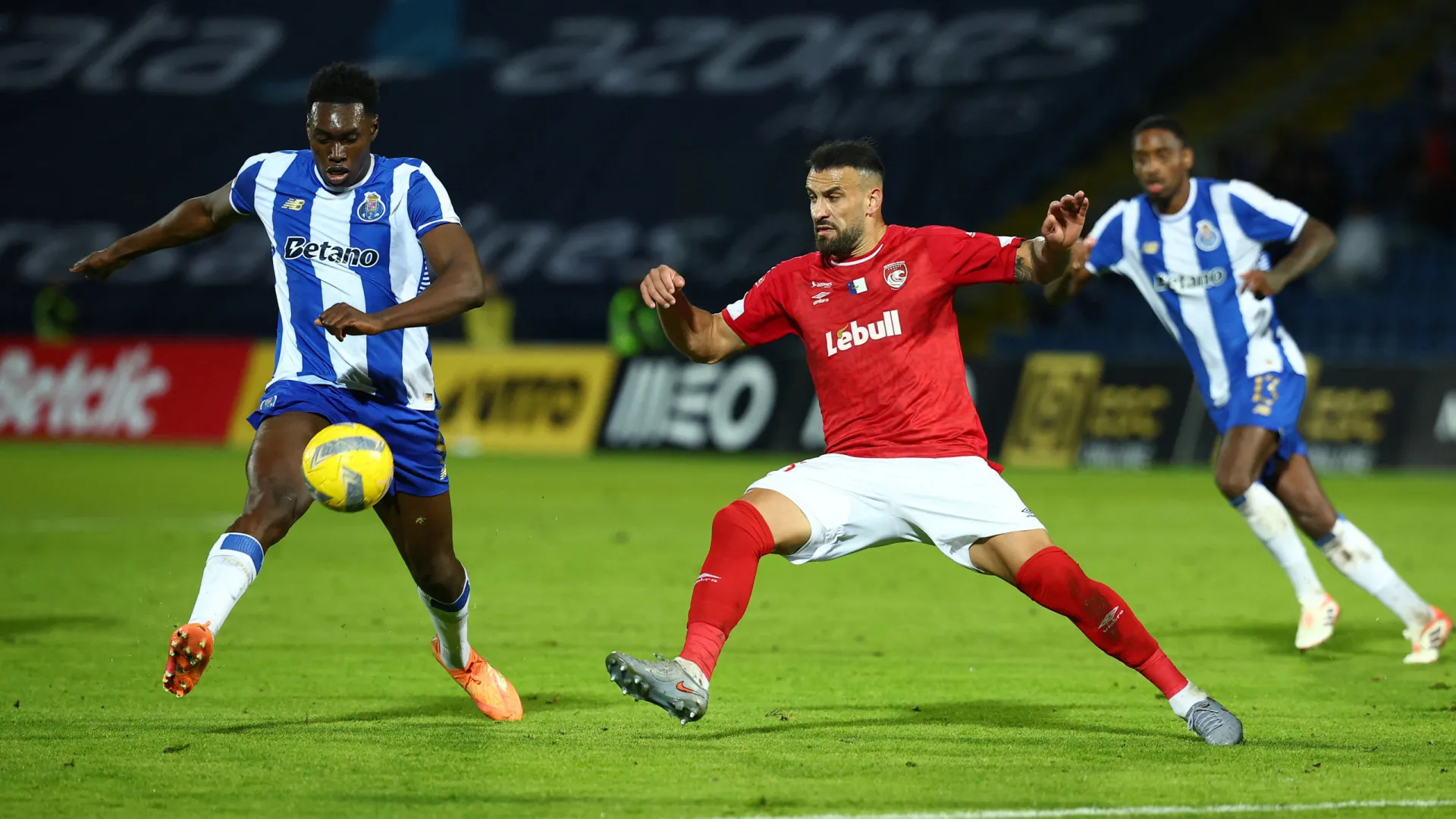
                    FC Porto fecha 1.ª volta isolado no topo. Sporting empata e Benfica vence
                